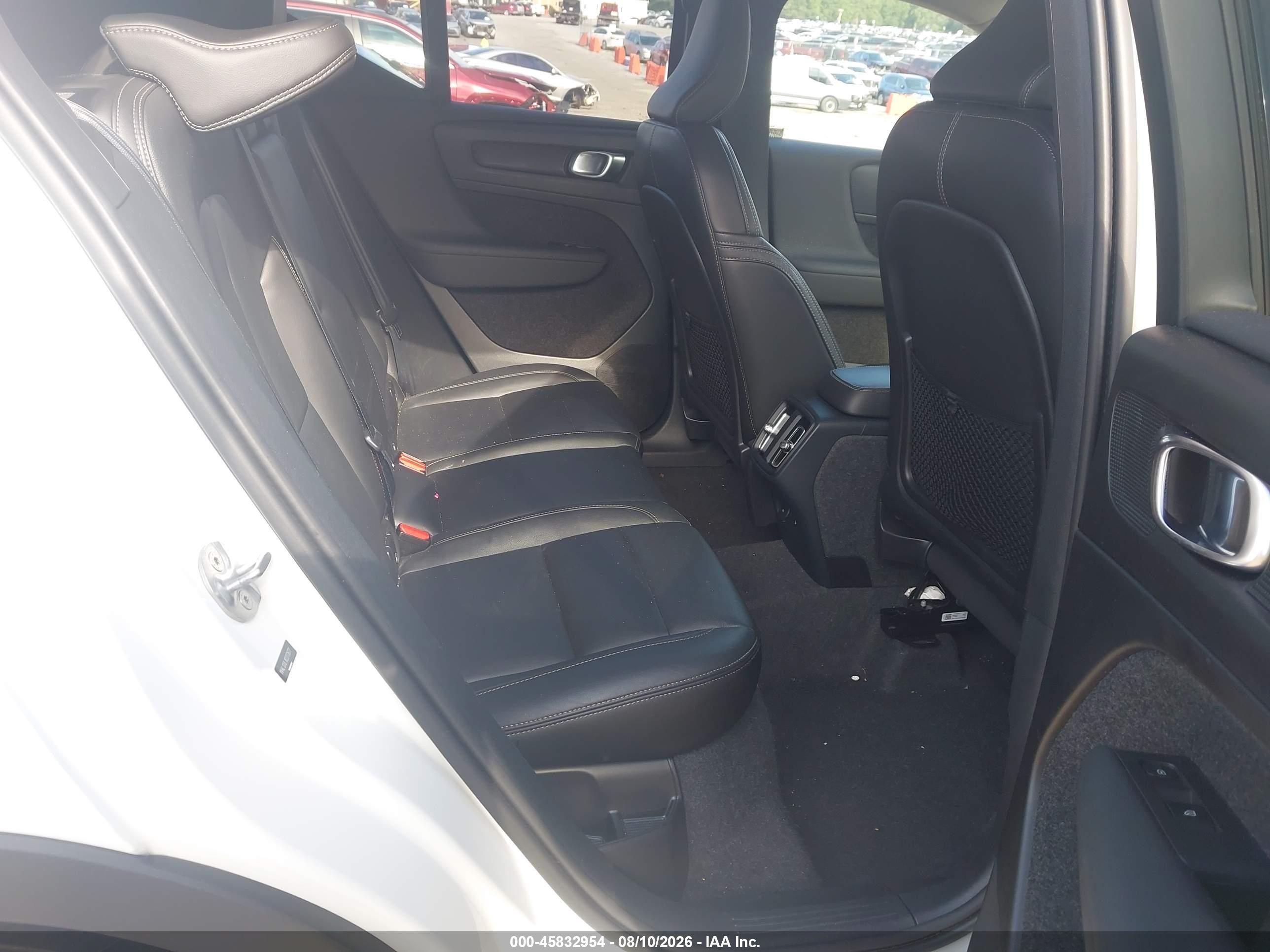 2024 Volvo Xc40 B5 Plus Dark Theme White vin: YV4L12UL1R2272677