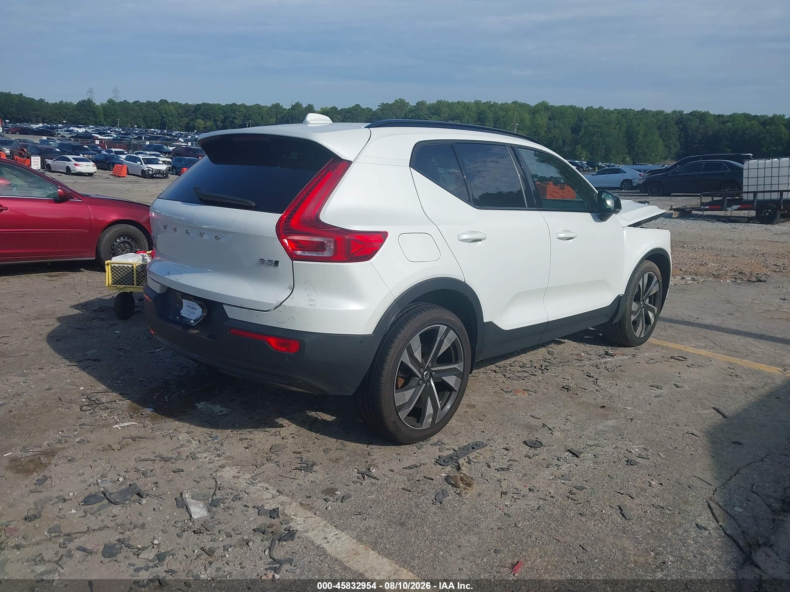 2024 Volvo Xc40 B5 Plus Dark Theme White vin: YV4L12UL1R2272677