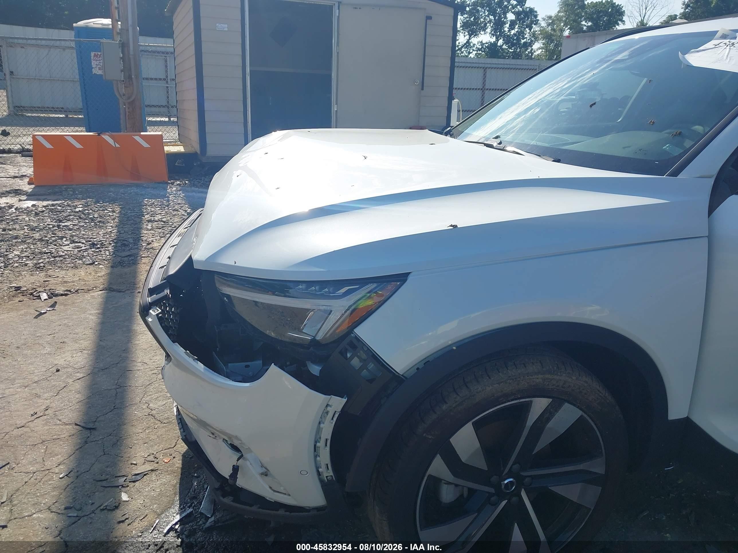 2024 Volvo Xc40 B5 Plus Dark Theme White vin: YV4L12UL1R2272677