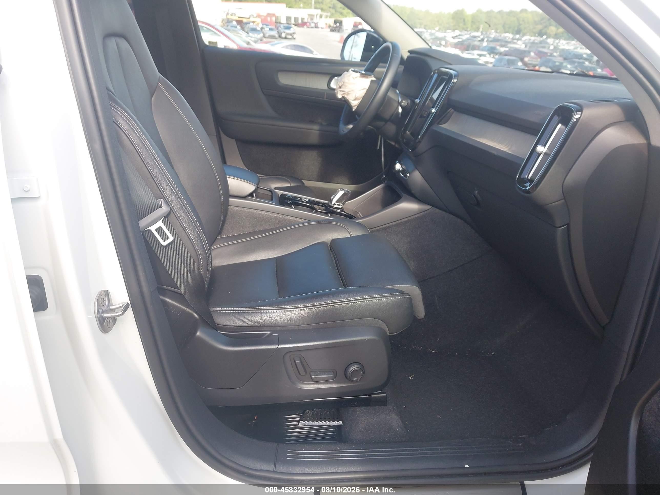 2024 Volvo Xc40 B5 Plus Dark Theme White vin: YV4L12UL1R2272677