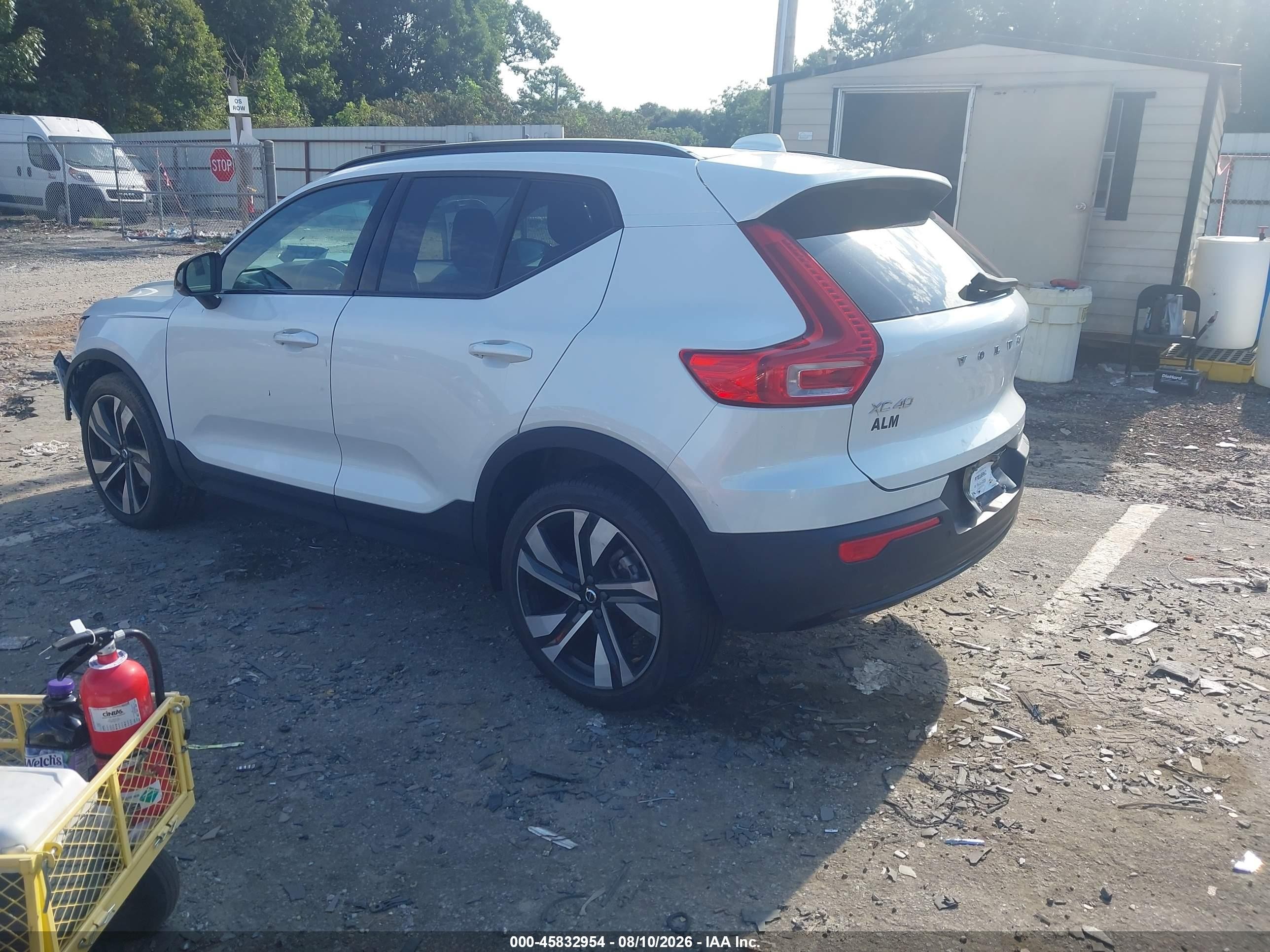 2024 Volvo Xc40 B5 Plus Dark Theme White vin: YV4L12UL1R2272677