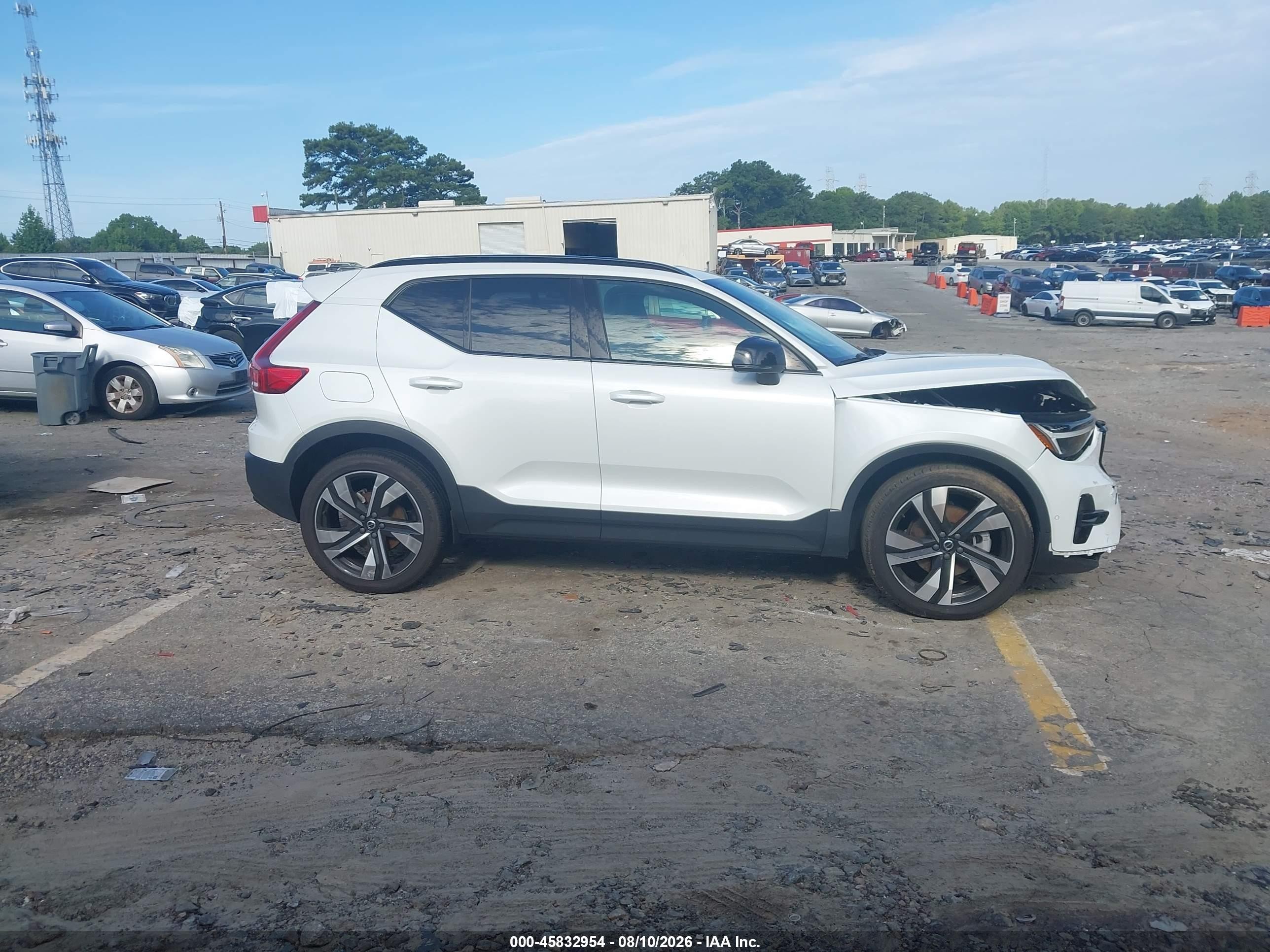 2024 Volvo Xc40 B5 Plus Dark Theme White vin: YV4L12UL1R2272677