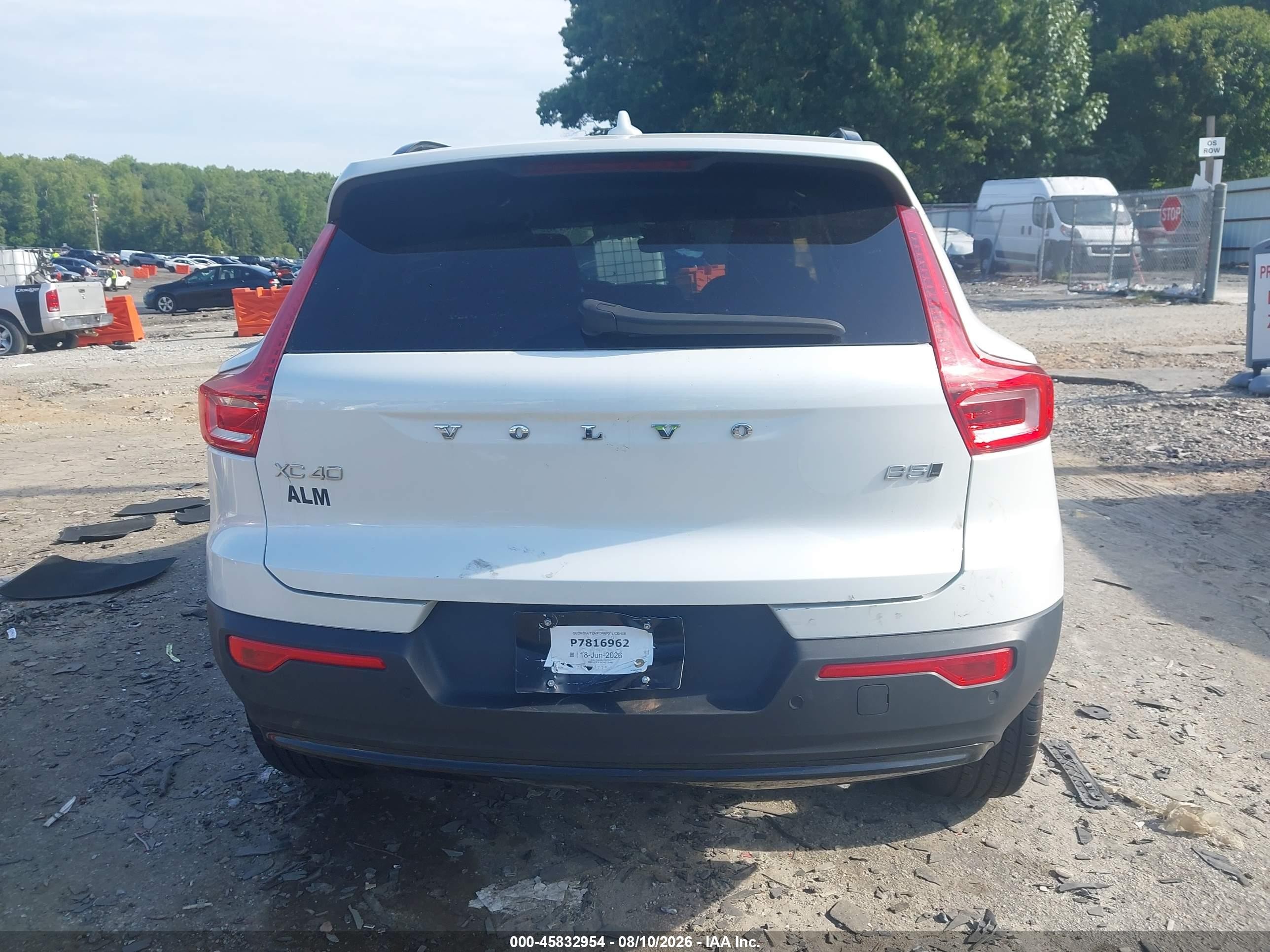 2024 Volvo Xc40 B5 Plus Dark Theme White vin: YV4L12UL1R2272677
