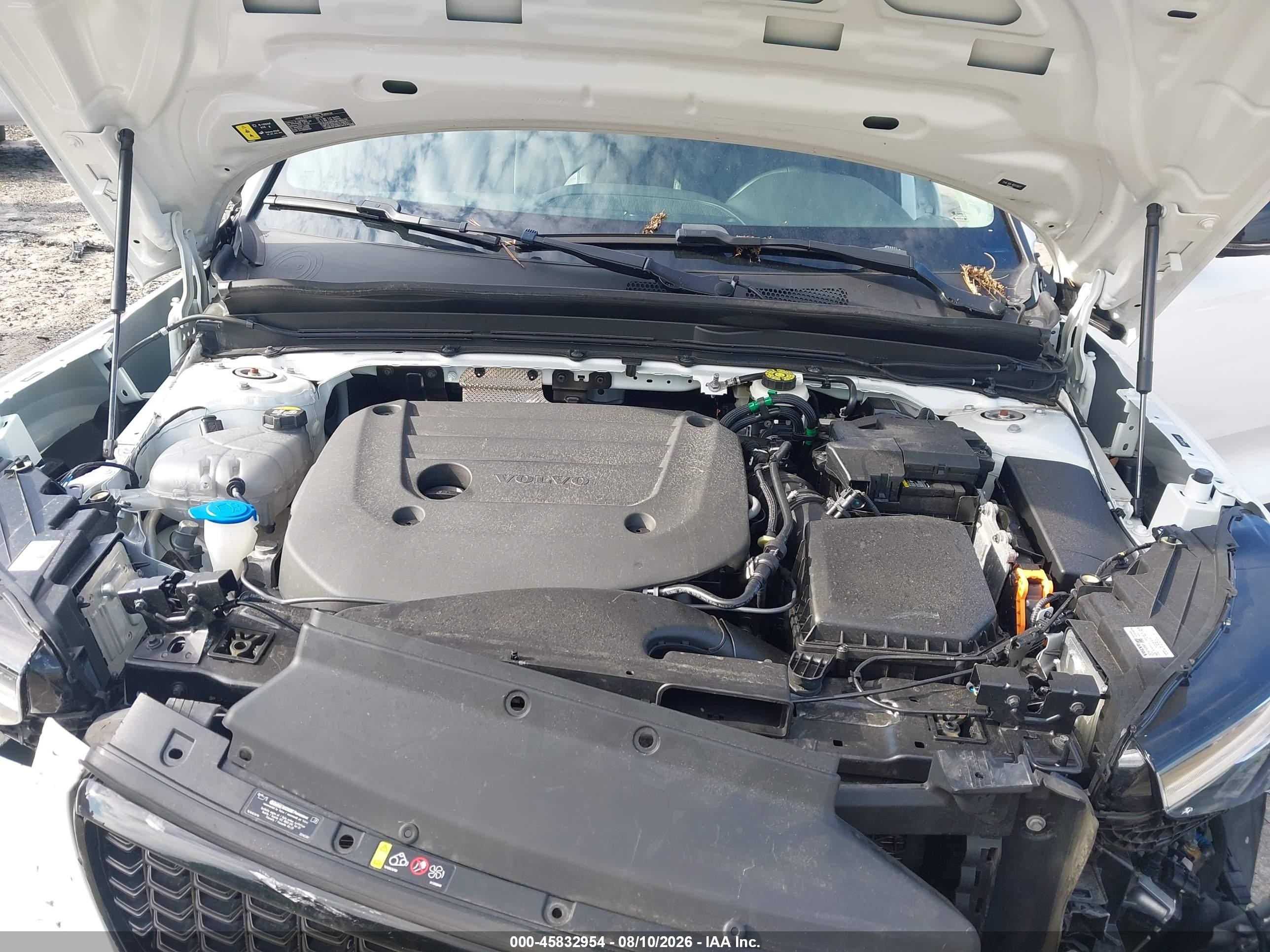 2024 Volvo Xc40 B5 Plus Dark Theme White vin: YV4L12UL1R2272677