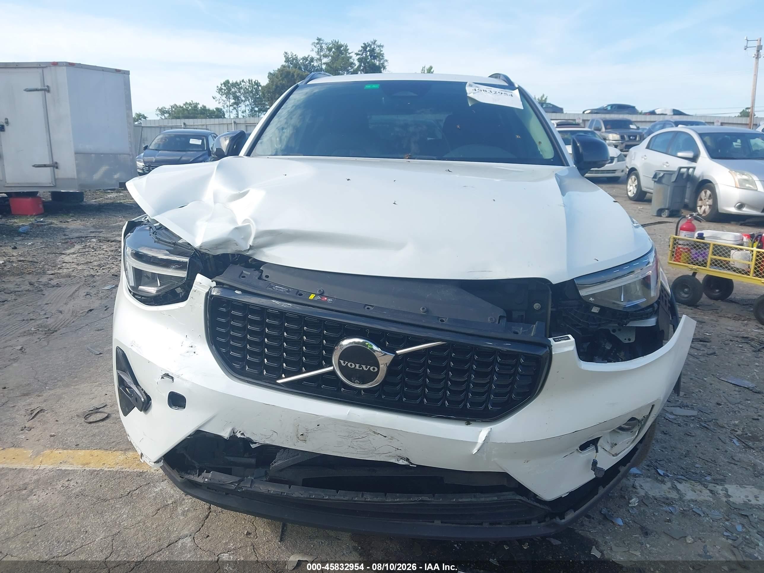 2024 Volvo Xc40 B5 Plus Dark Theme White vin: YV4L12UL1R2272677
