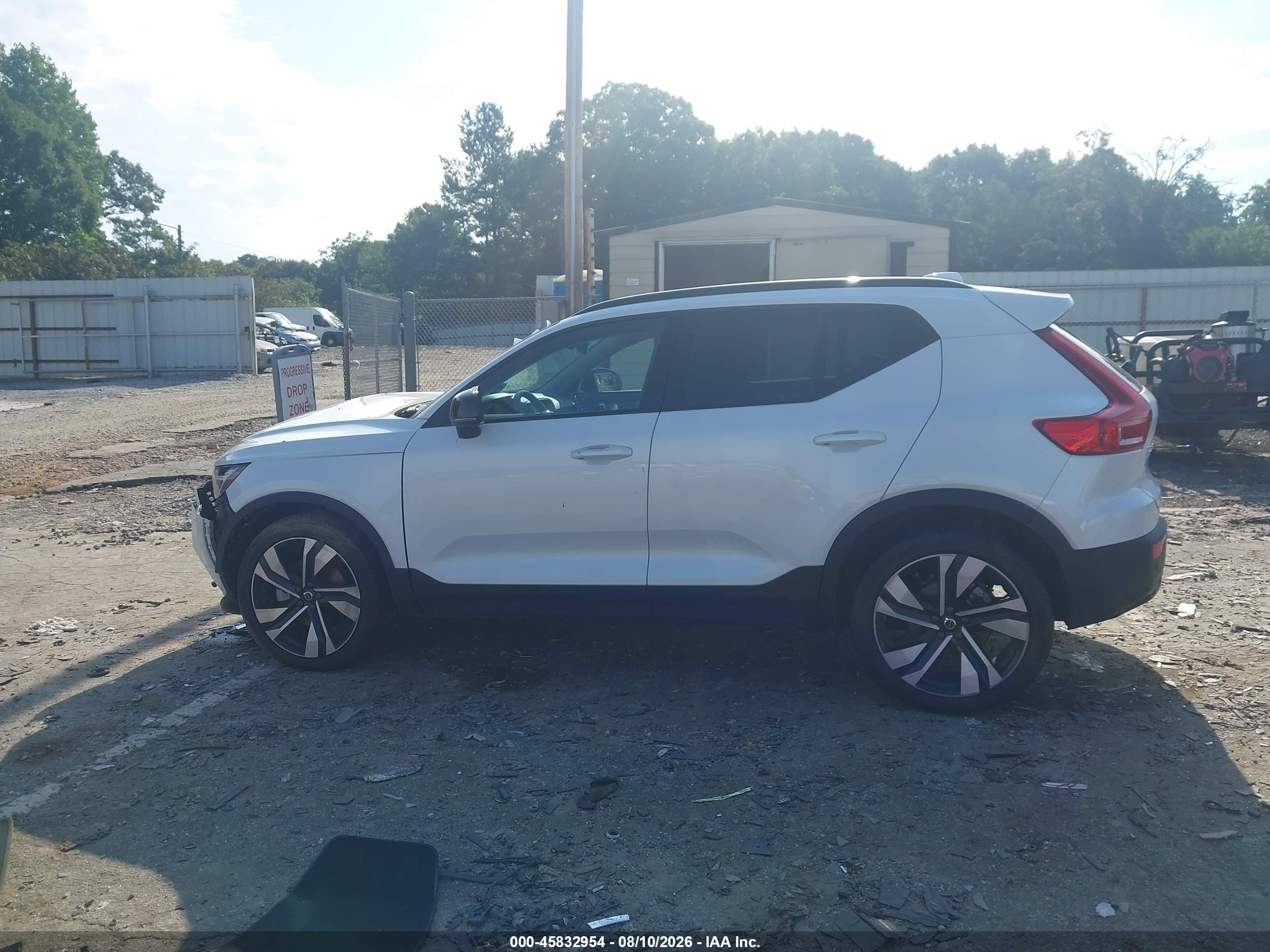 2024 Volvo Xc40 B5 Plus Dark Theme White vin: YV4L12UL1R2272677