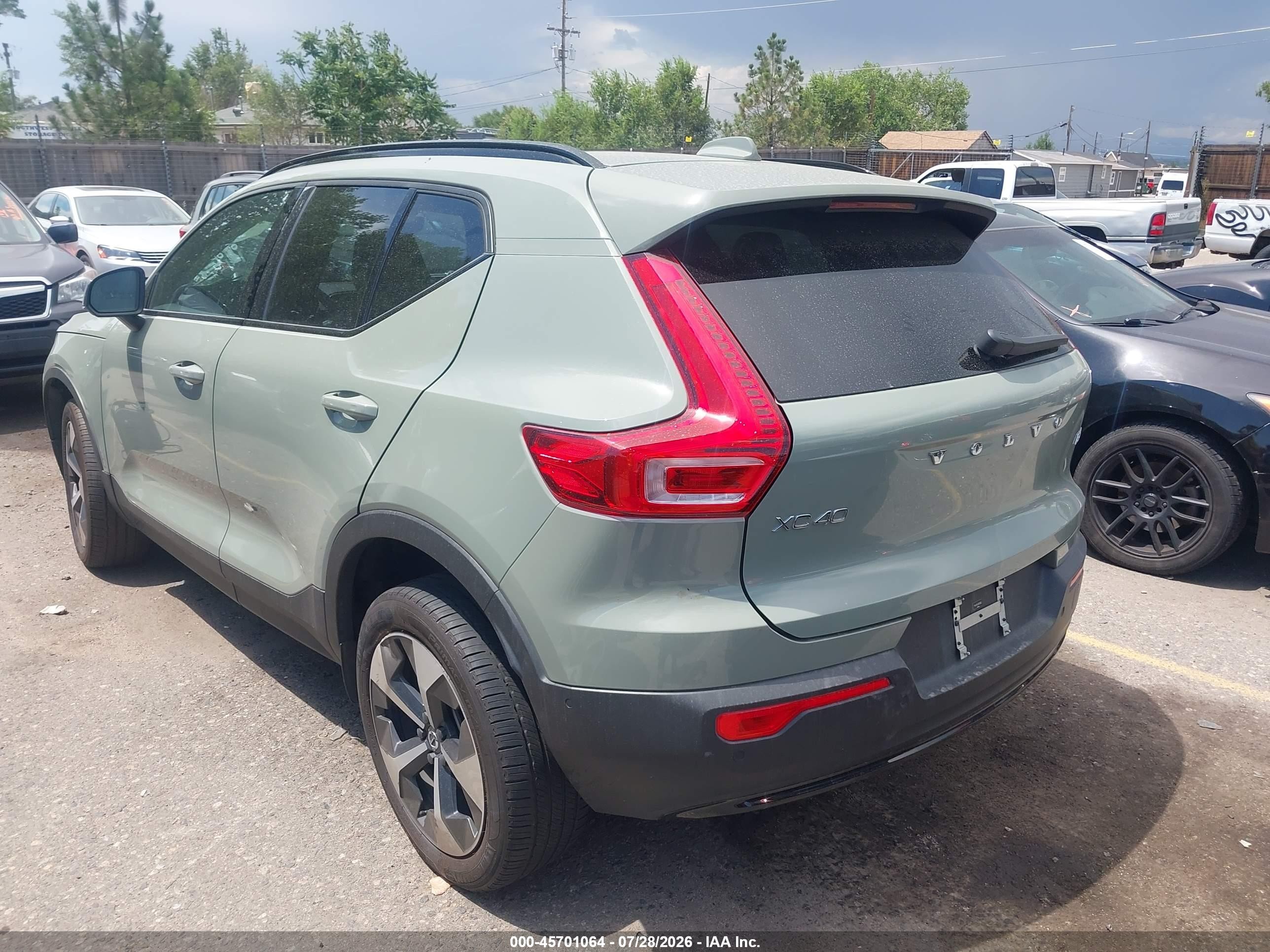 2024 Volvo Xc40 B5 Plus Dark Theme Green vin: YV4L12UL3R2356922
