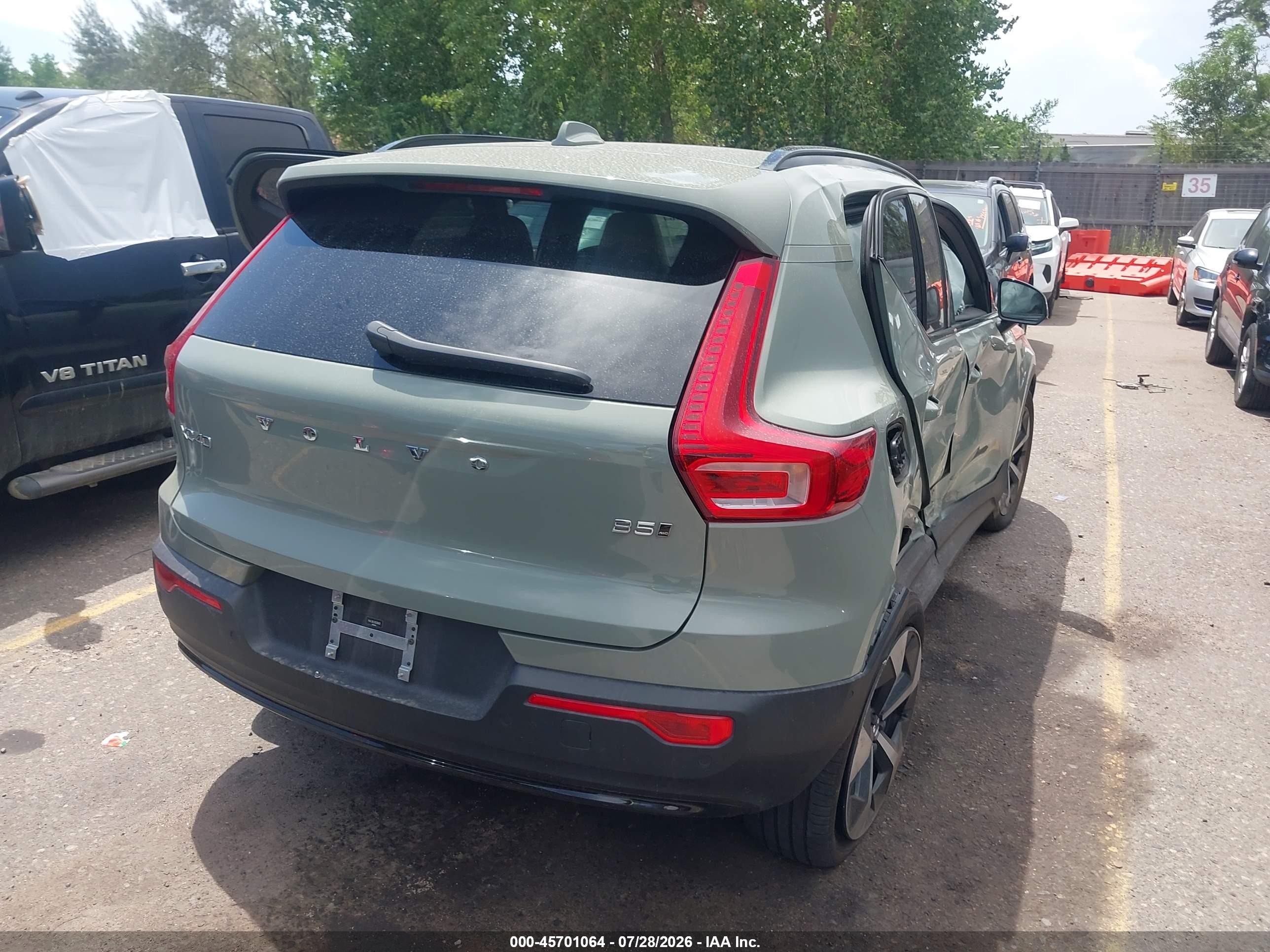 2024 Volvo Xc40 B5 Plus Dark Theme Green vin: YV4L12UL3R2356922