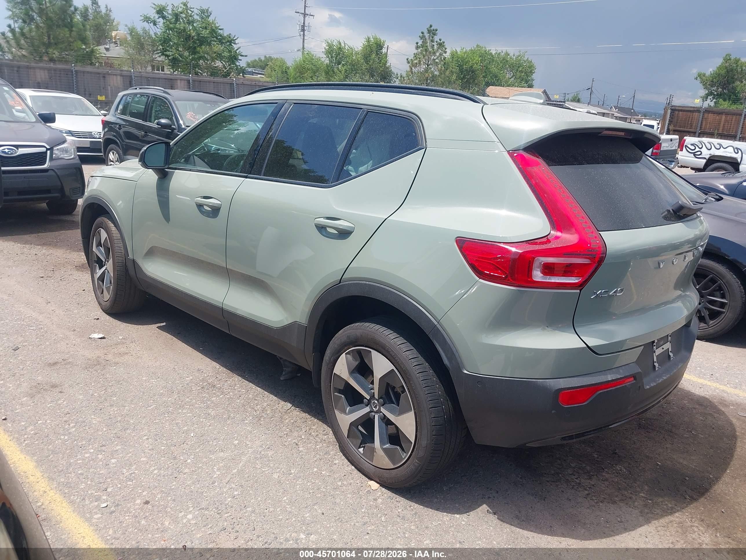 2024 Volvo Xc40 B5 Plus Dark Theme Green vin: YV4L12UL3R2356922