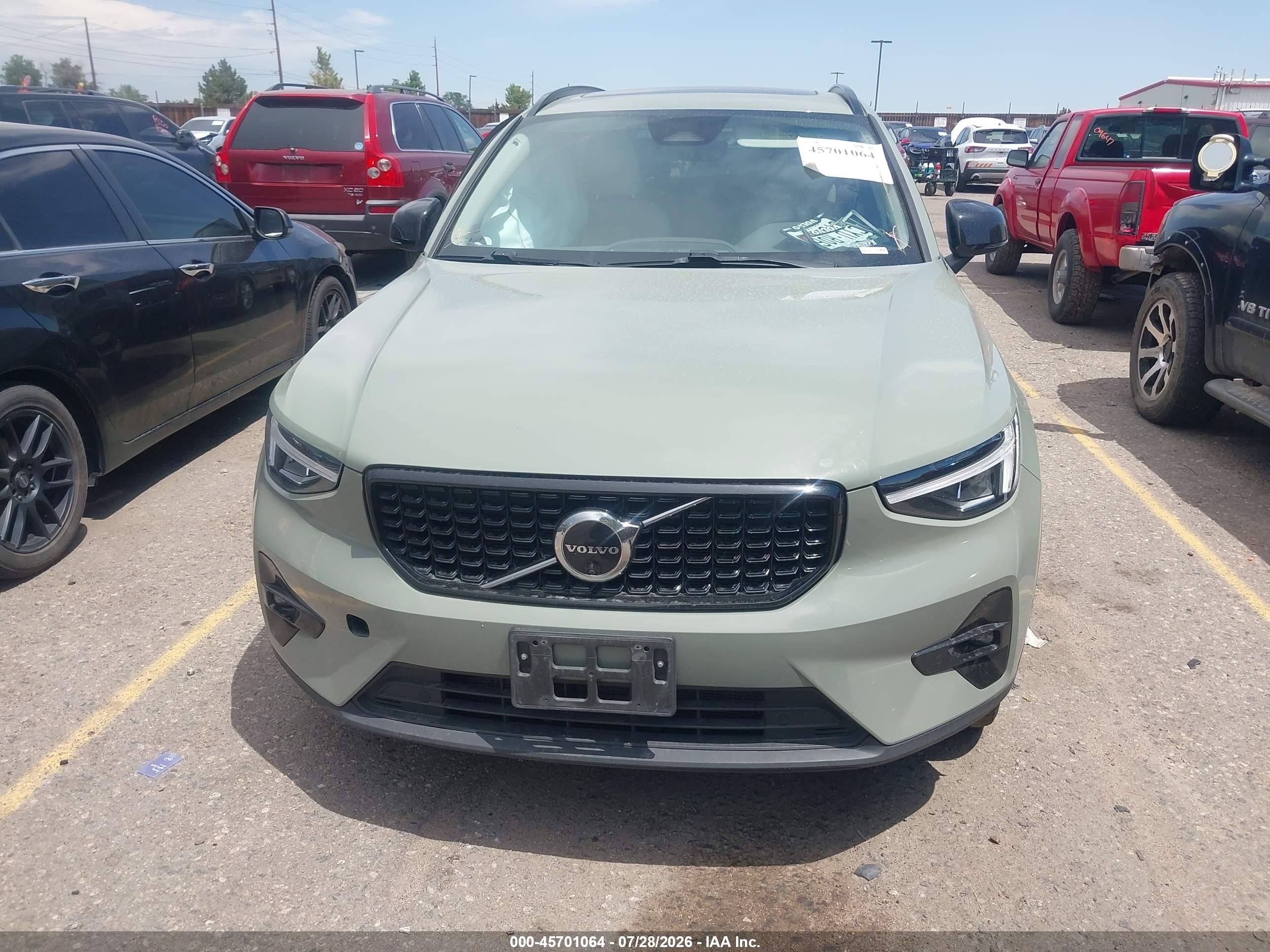 2024 Volvo Xc40 B5 Plus Dark Theme Green vin: YV4L12UL3R2356922