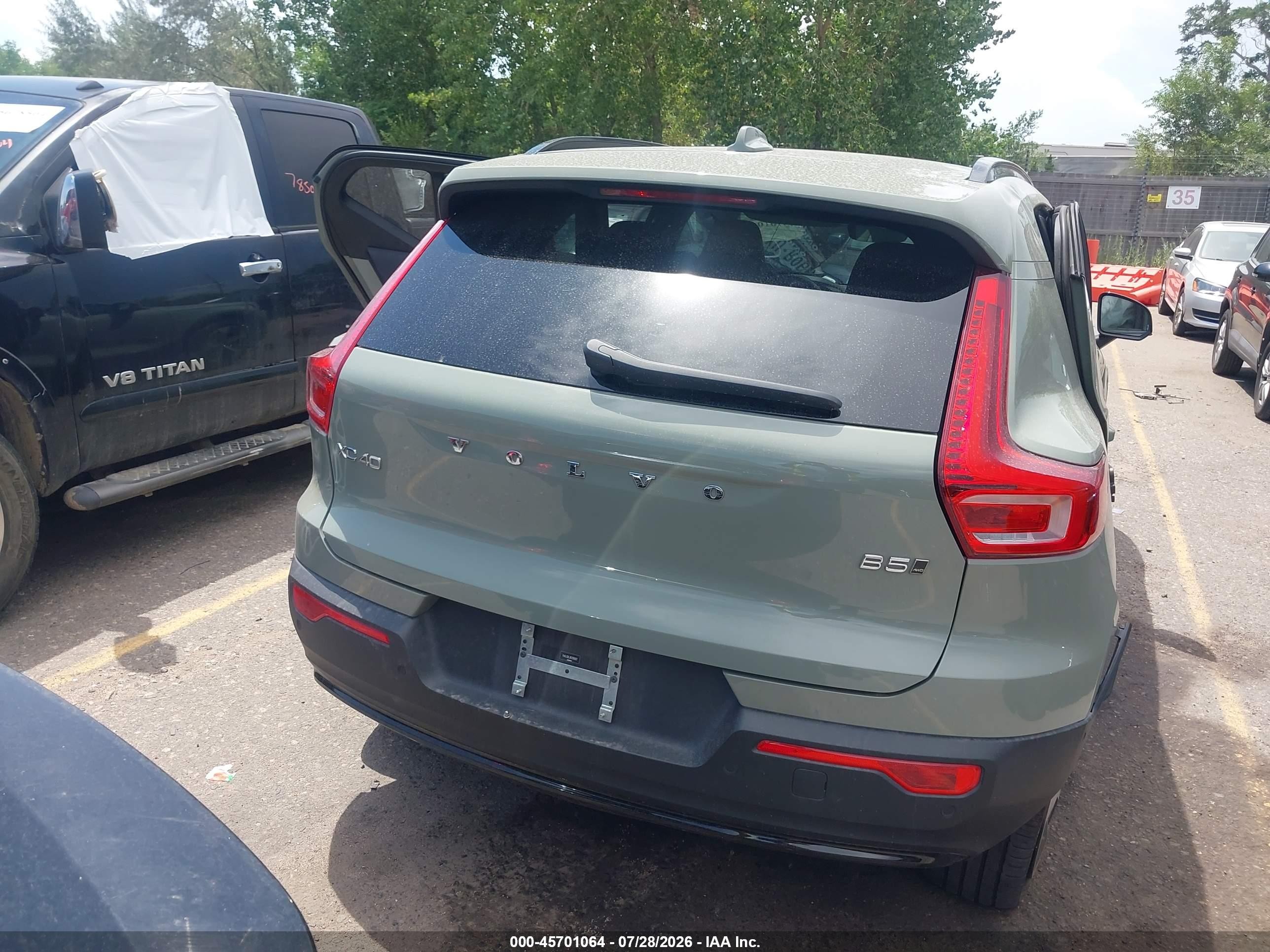 2024 Volvo Xc40 B5 Plus Dark Theme Green vin: YV4L12UL3R2356922