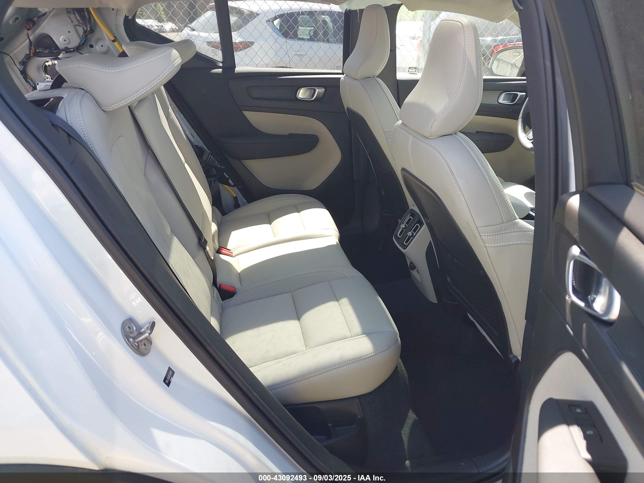 2024 Volvo Xc40 B5 Plus Dark Theme White vin: YV4L12UL6R2358602