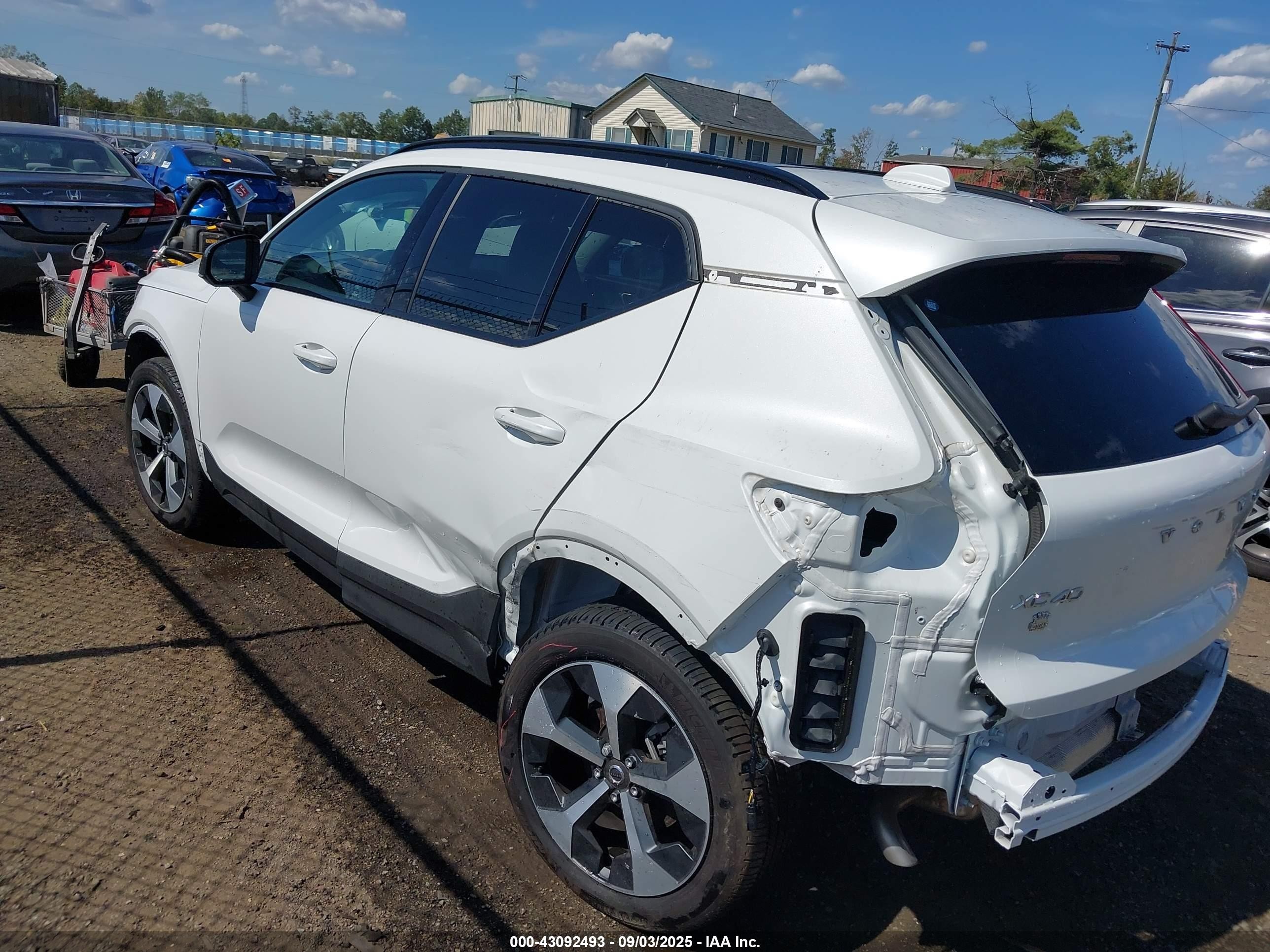 2024 Volvo Xc40 B5 Plus Dark Theme White vin: YV4L12UL6R2358602