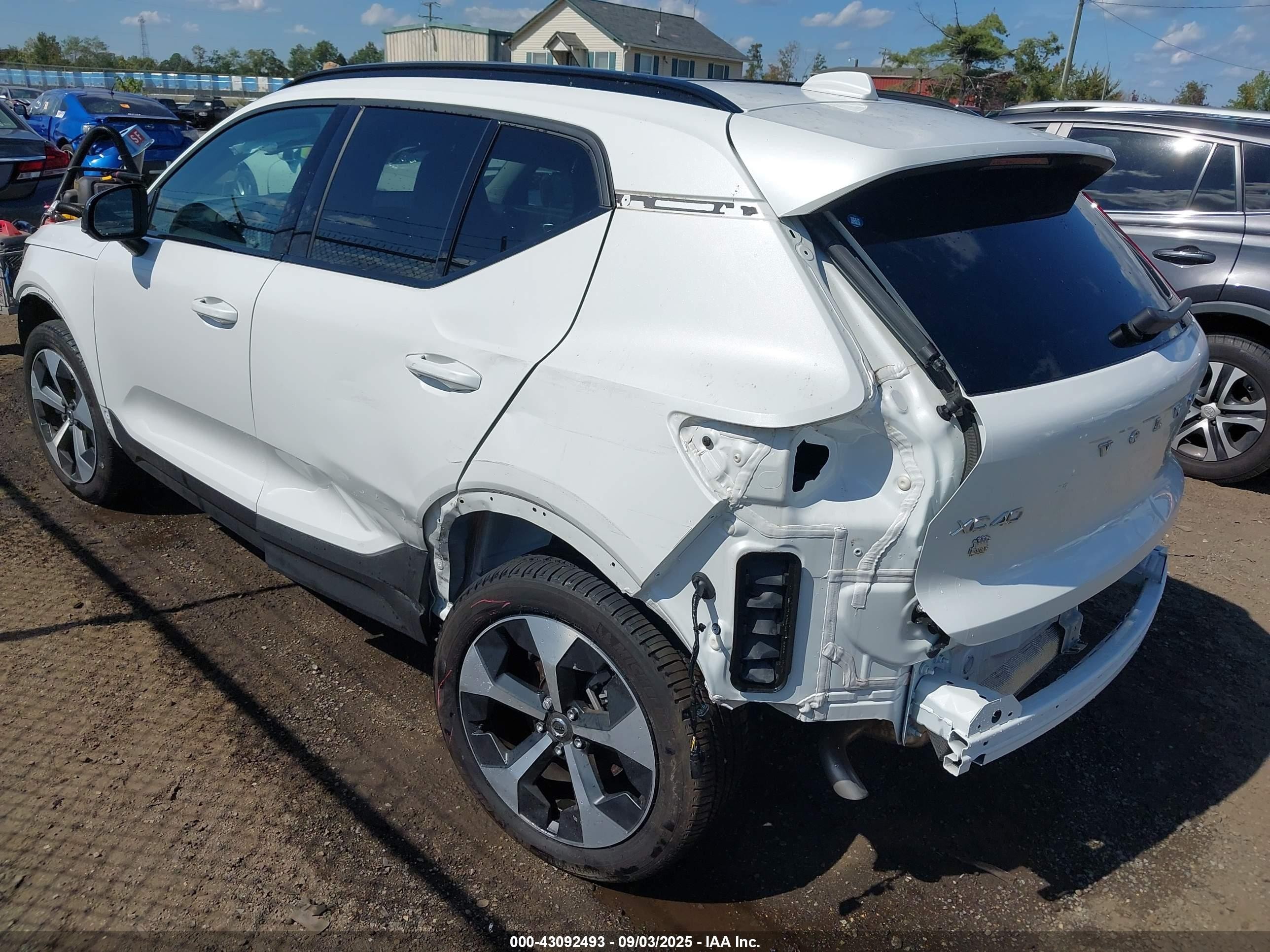 2024 Volvo Xc40 B5 Plus Dark Theme White vin: YV4L12UL6R2358602