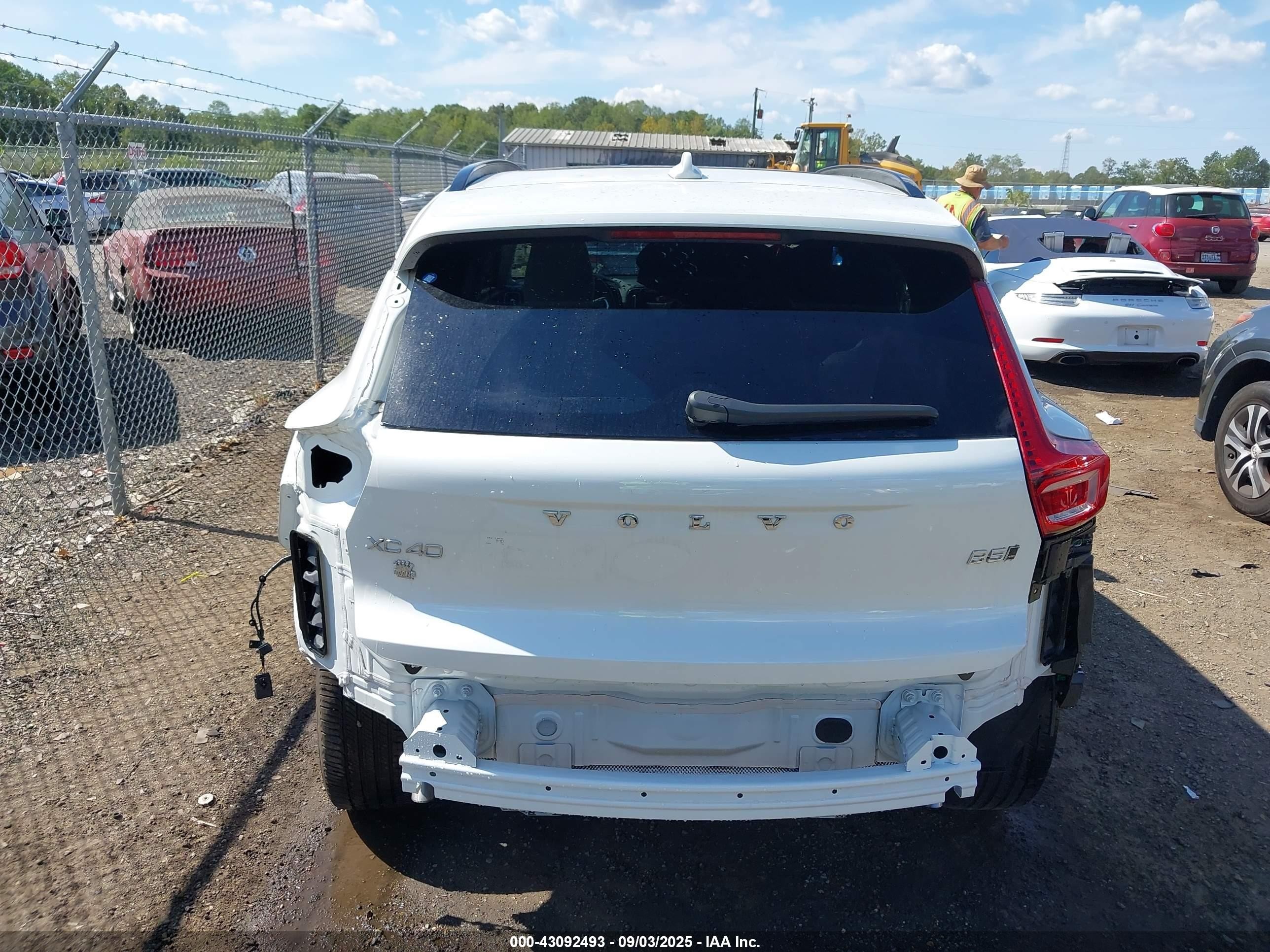 2024 Volvo Xc40 B5 Plus Dark Theme White vin: YV4L12UL6R2358602