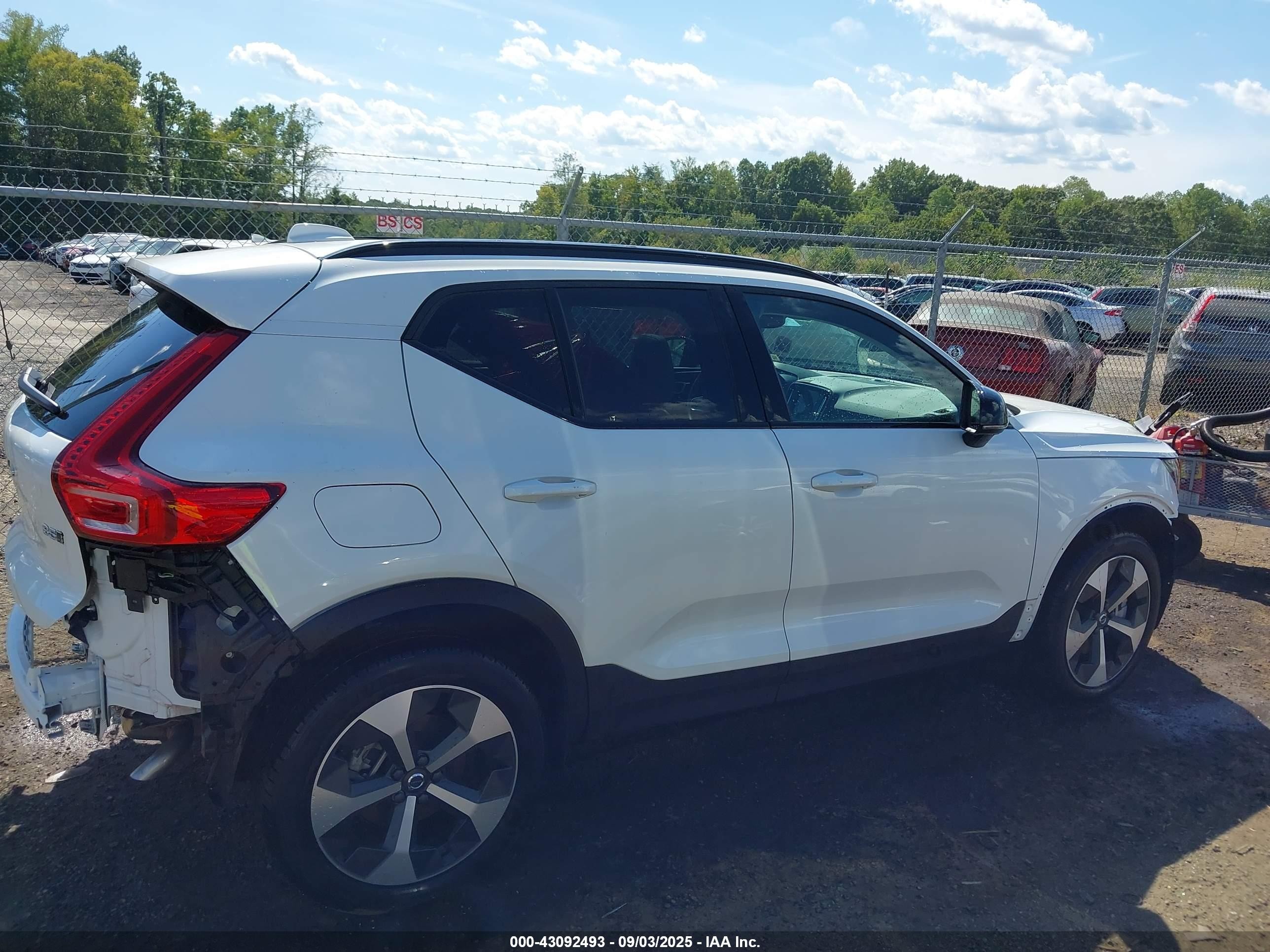 2024 Volvo Xc40 B5 Plus Dark Theme White vin: YV4L12UL6R2358602