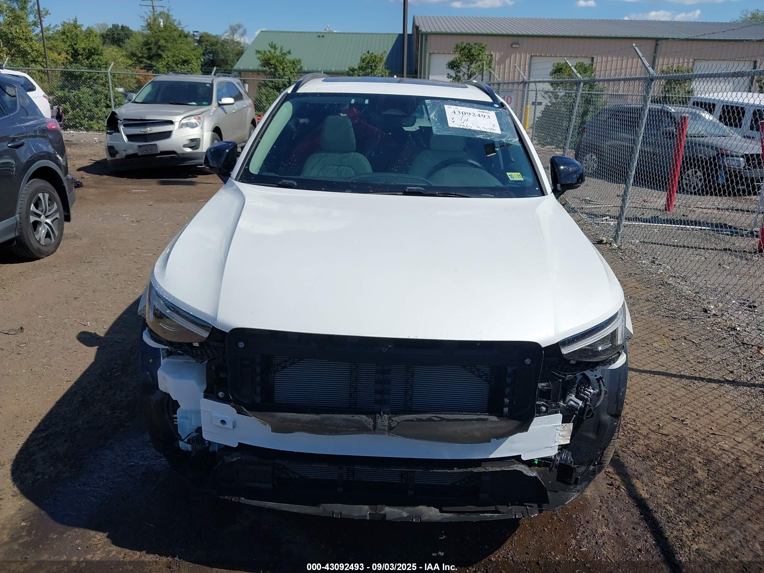 2024 Volvo Xc40 B5 Plus Dark Theme White vin: YV4L12UL6R2358602