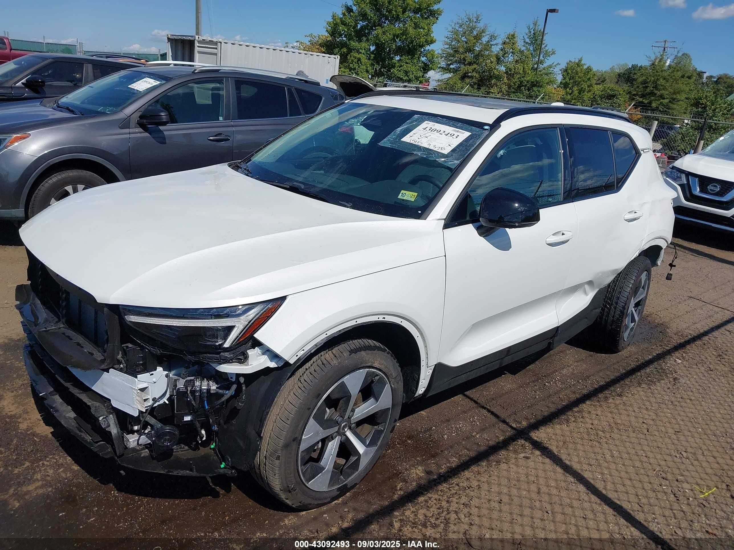 2024 Volvo Xc40 B5 Plus Dark Theme White vin: YV4L12UL6R2358602