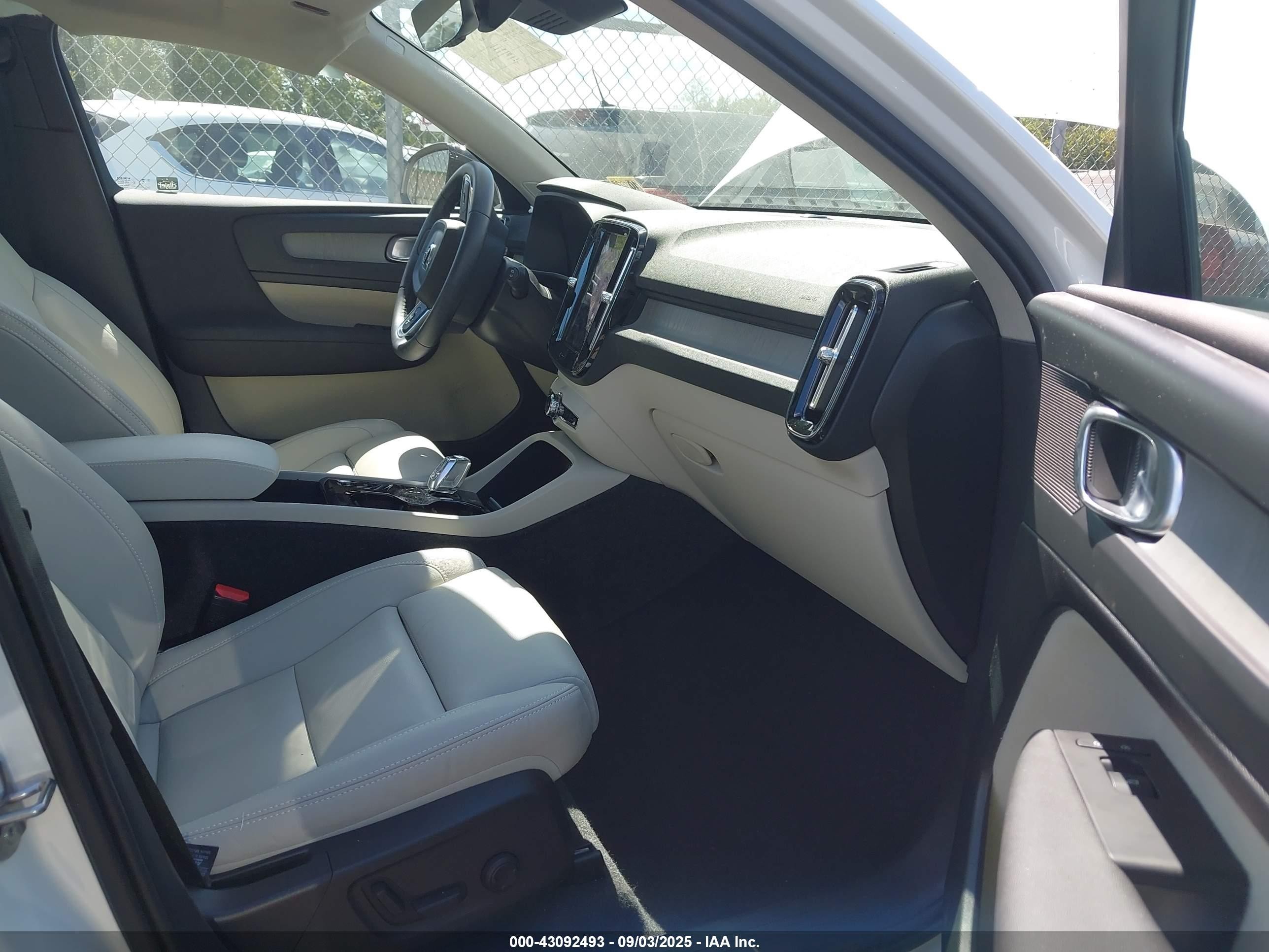 2024 Volvo Xc40 B5 Plus Dark Theme White vin: YV4L12UL6R2358602