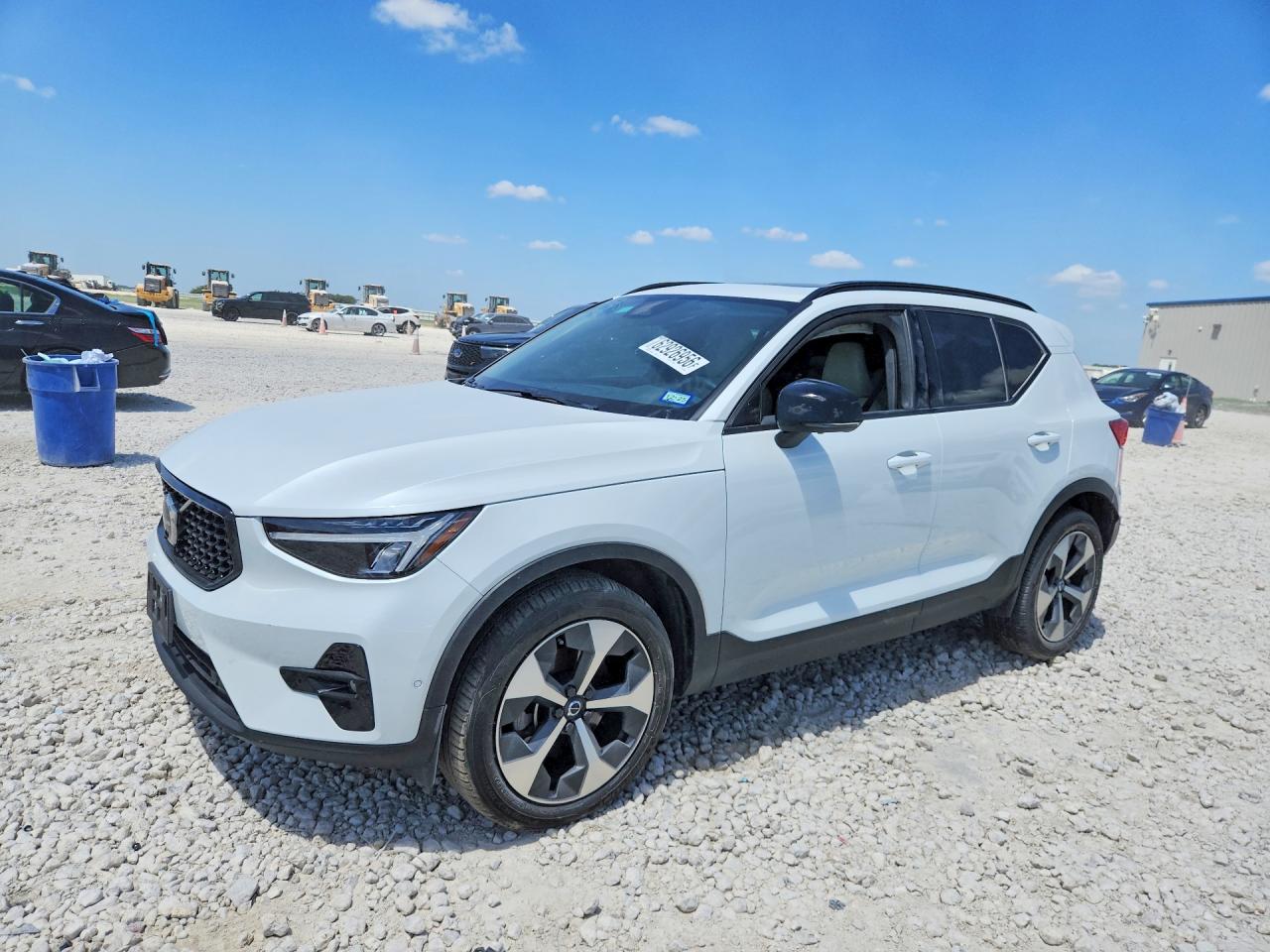 2023 Volvo Xc40 Plus White vin: YV4L12UW5P2952508