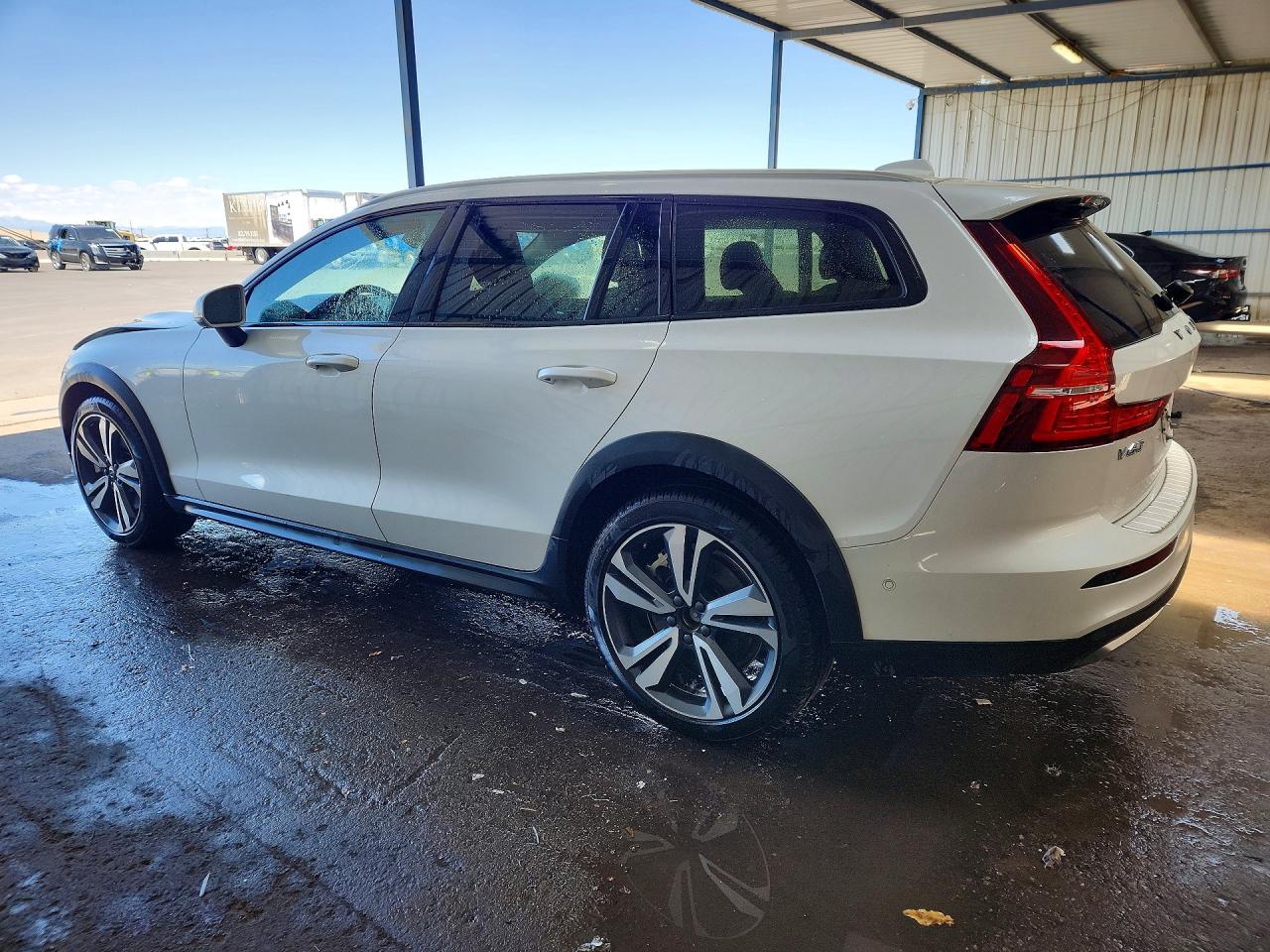 2025 Volvo V60 Cross Country Plus White vin: YV4L12WK1S2145731