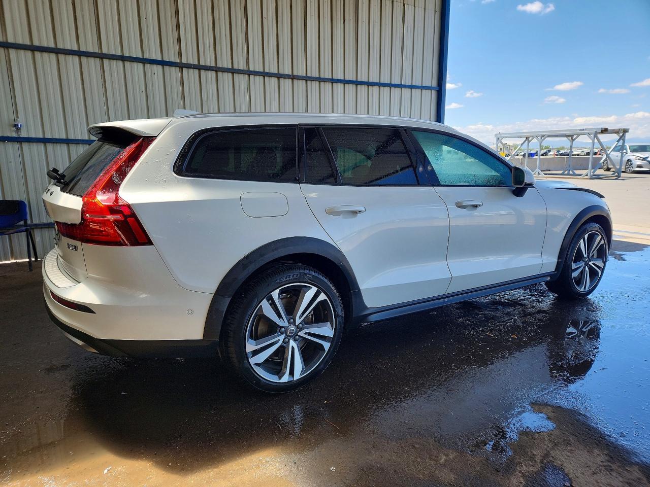 2025 Volvo V60 Cross Country Plus White vin: YV4L12WK1S2145731