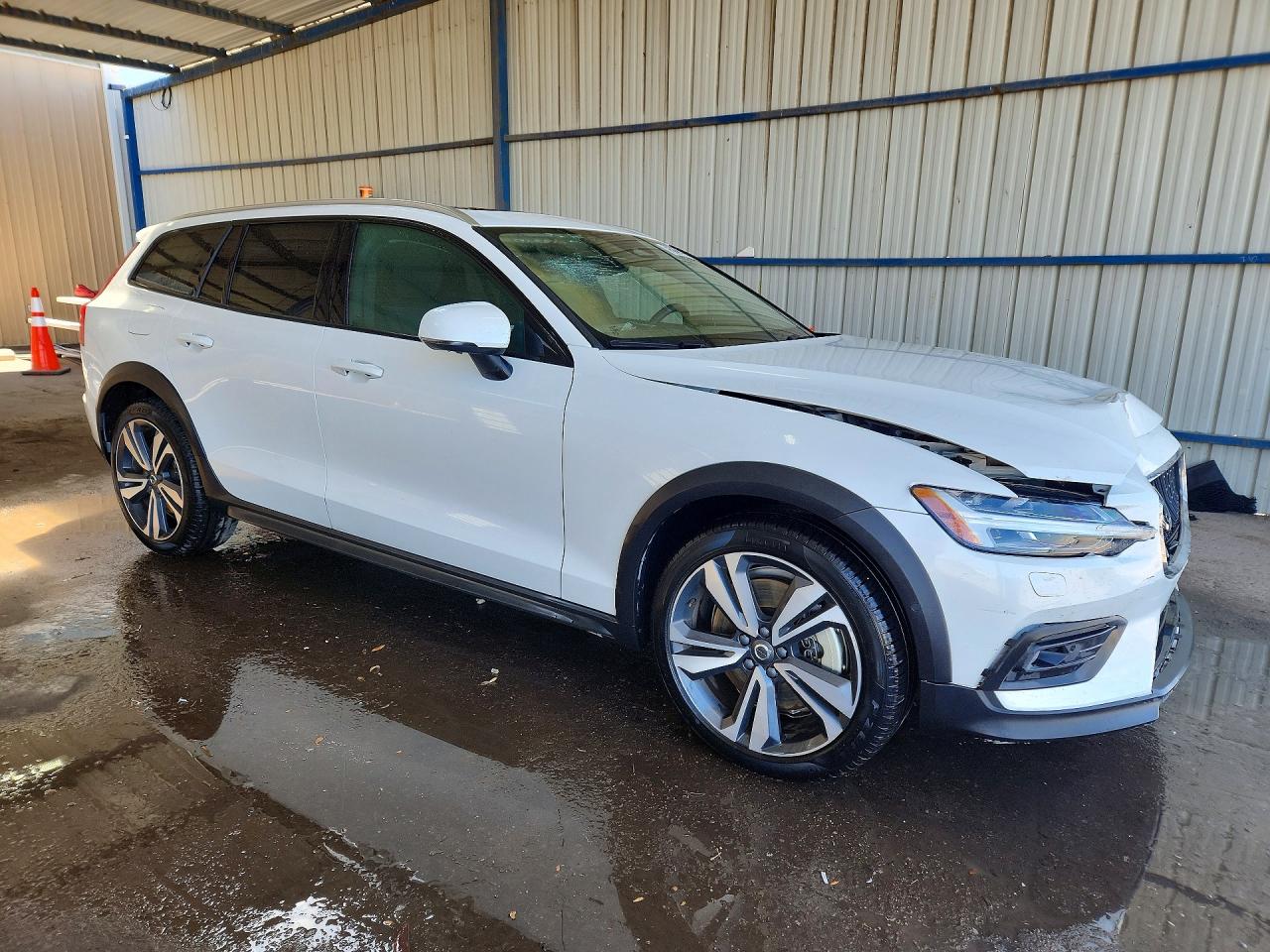 2025 Volvo V60 Cross Country Plus White vin: YV4L12WK1S2145731
