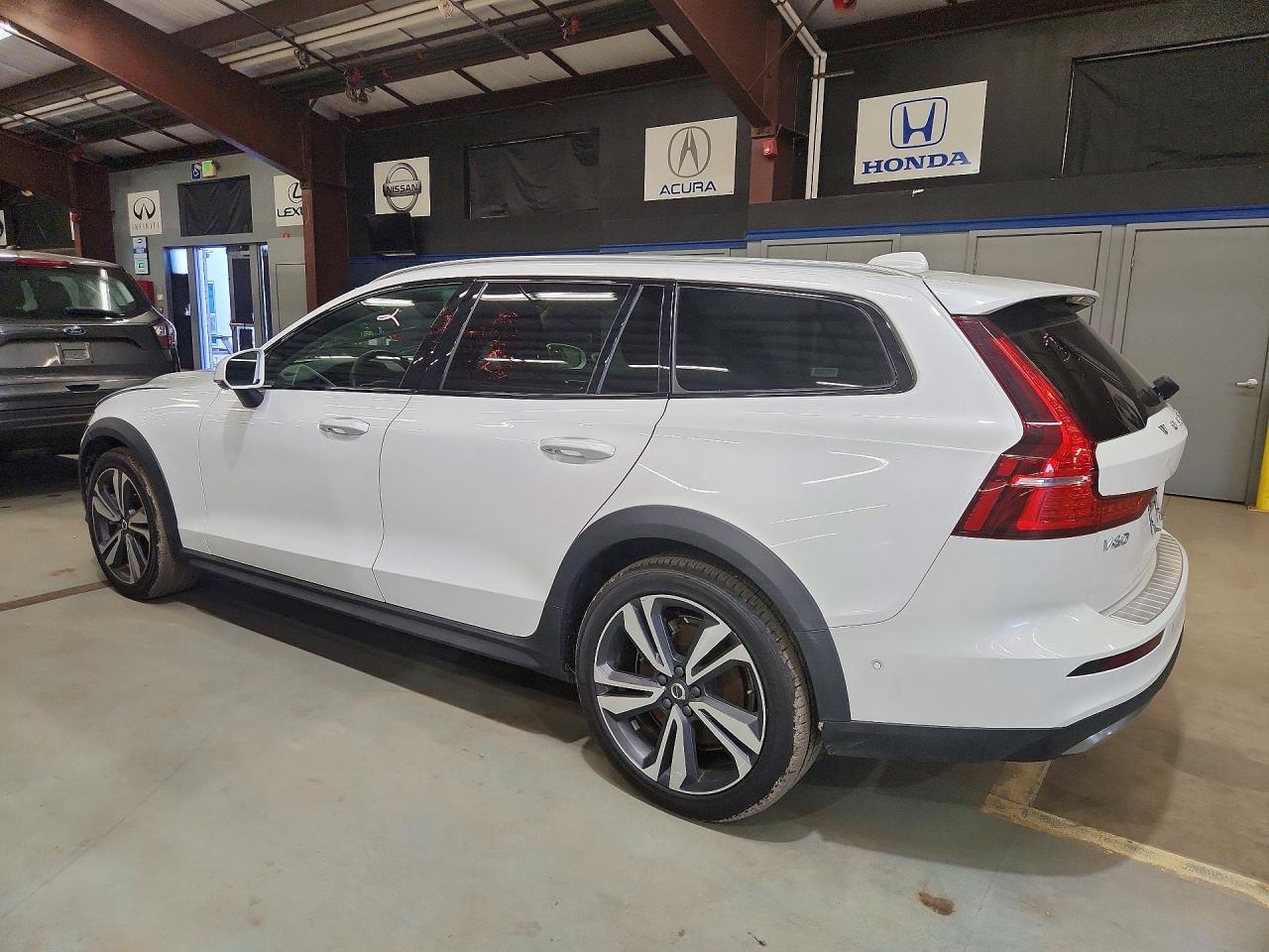 2025 Volvo V60 Cross Country Plus White vin: YV4L12WKXS2146229