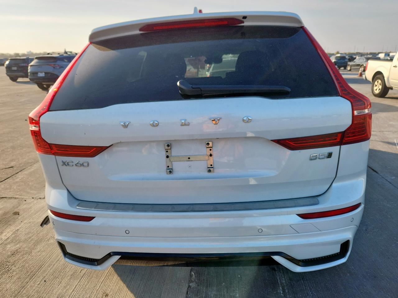2025 Volvo Xc60 Core White vin: YV4M12RJ4S1045894