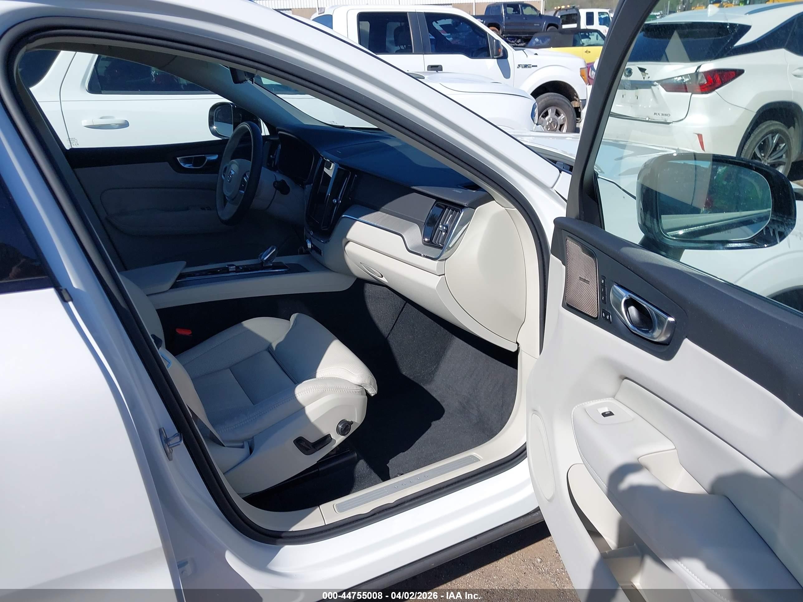 2025 Volvo Xc60 B5 Ultra White vin: YV4M12RM6S1204859
