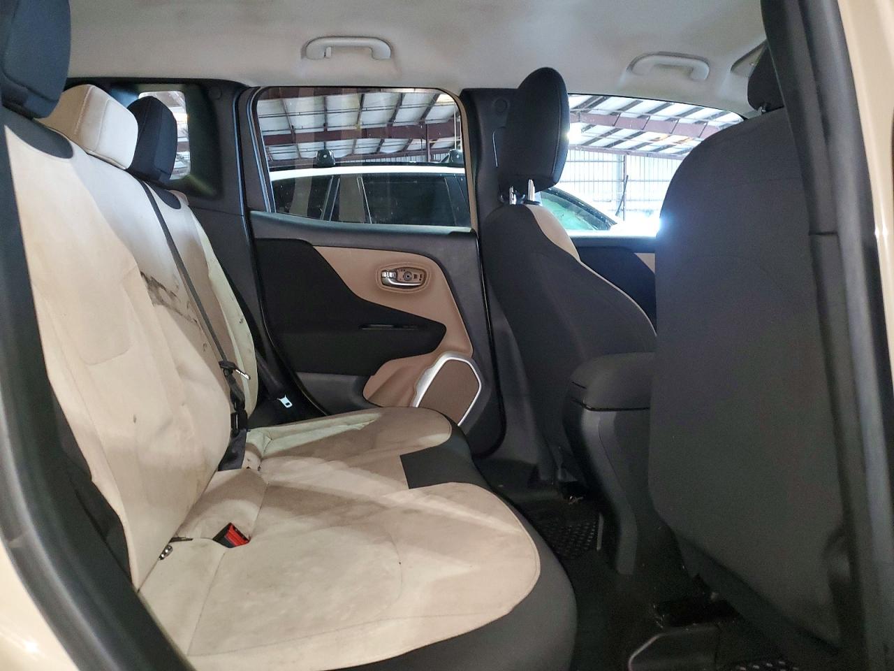 2015 Jeep Renegade Sport Tan vin: ZACCJAAT0FPB73186
