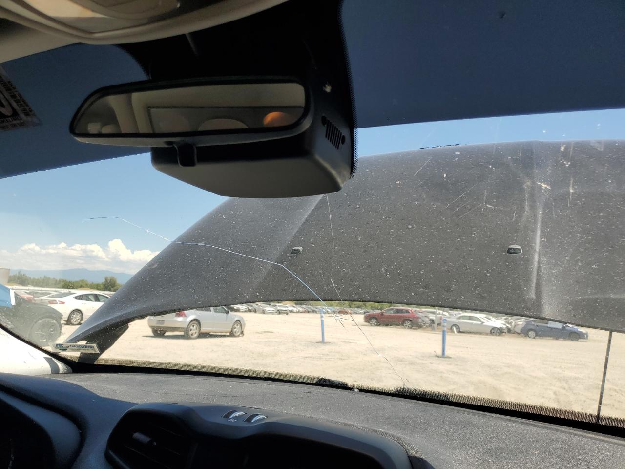 2017 Jeep Renegade Latitude Черный vin: ZACCJABB0HPG46790 Damage: Windshield, Broken, Replacement Required