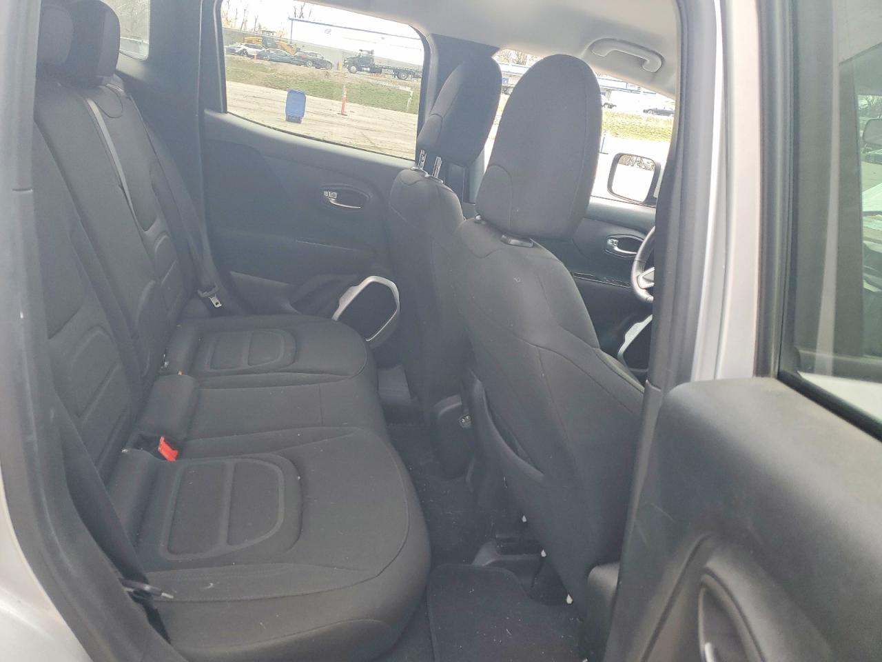 2018 Jeep Renegade Latitude Серебряный vin: ZACCJABB3JPH57811