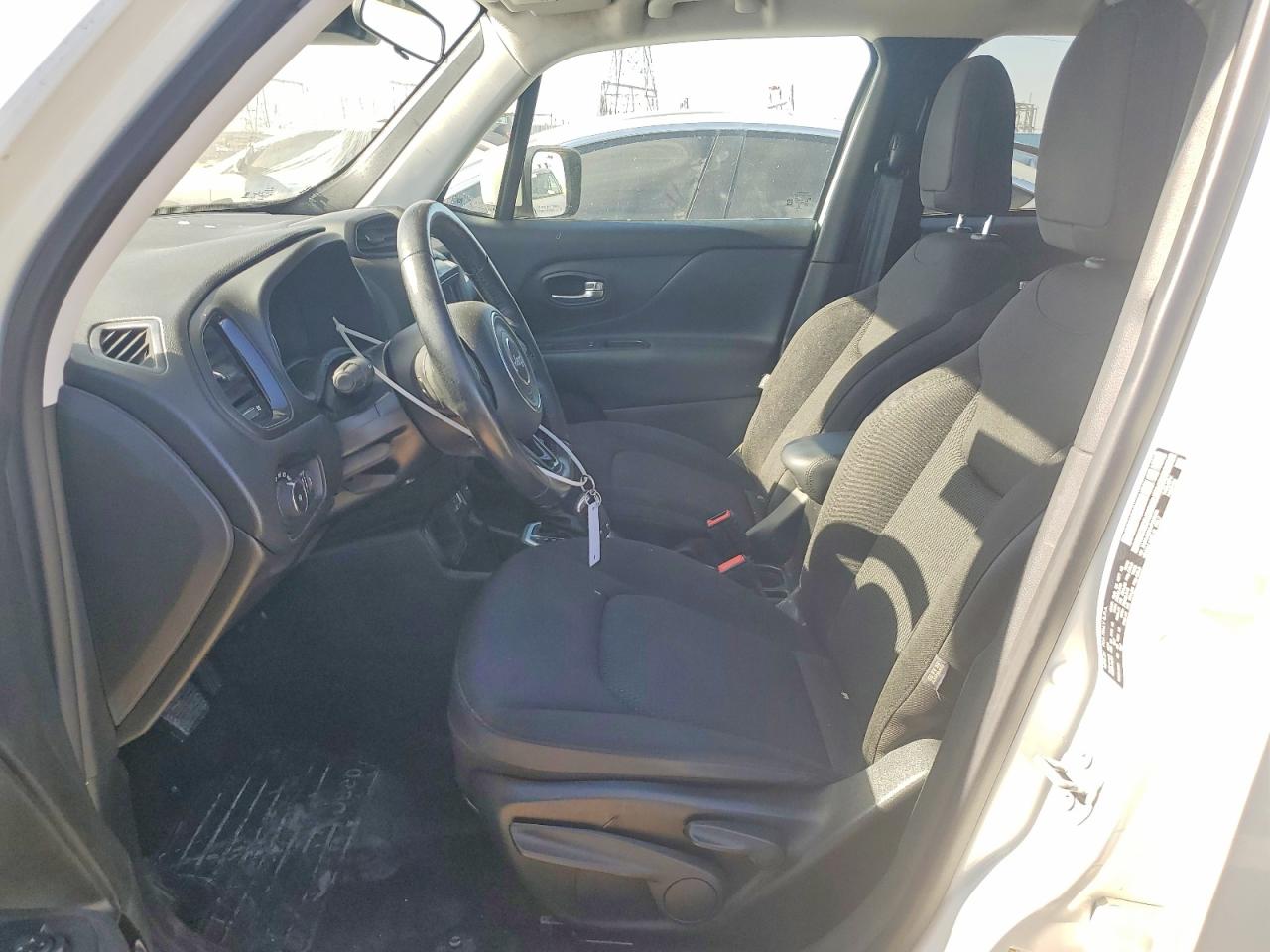 2018 Jeep Renegade Latitude White vin: ZACCJABB9JPG85576