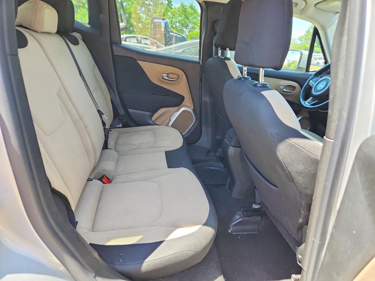 2015 Jeep Renegade Latitude Silver vin: ZACCJABH2FPB84296
