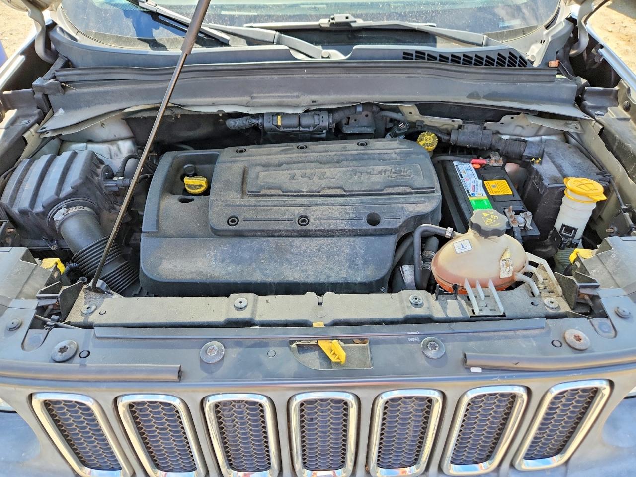 2015 Jeep Renegade Latitude Silver vin: ZACCJABH2FPB84296
