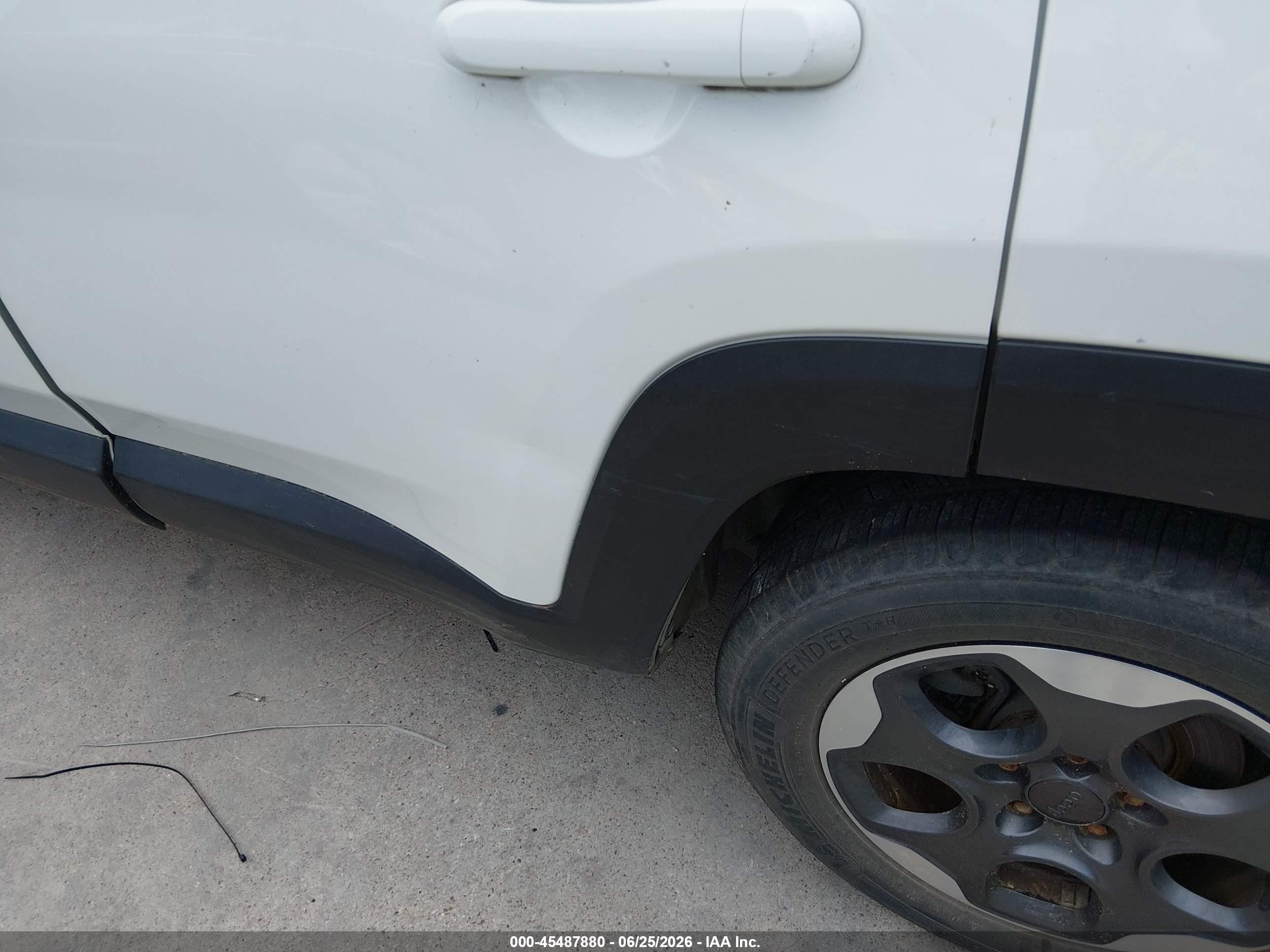 2015 Jeep Renegade Latitude White vin: ZACCJABH5FPC04217