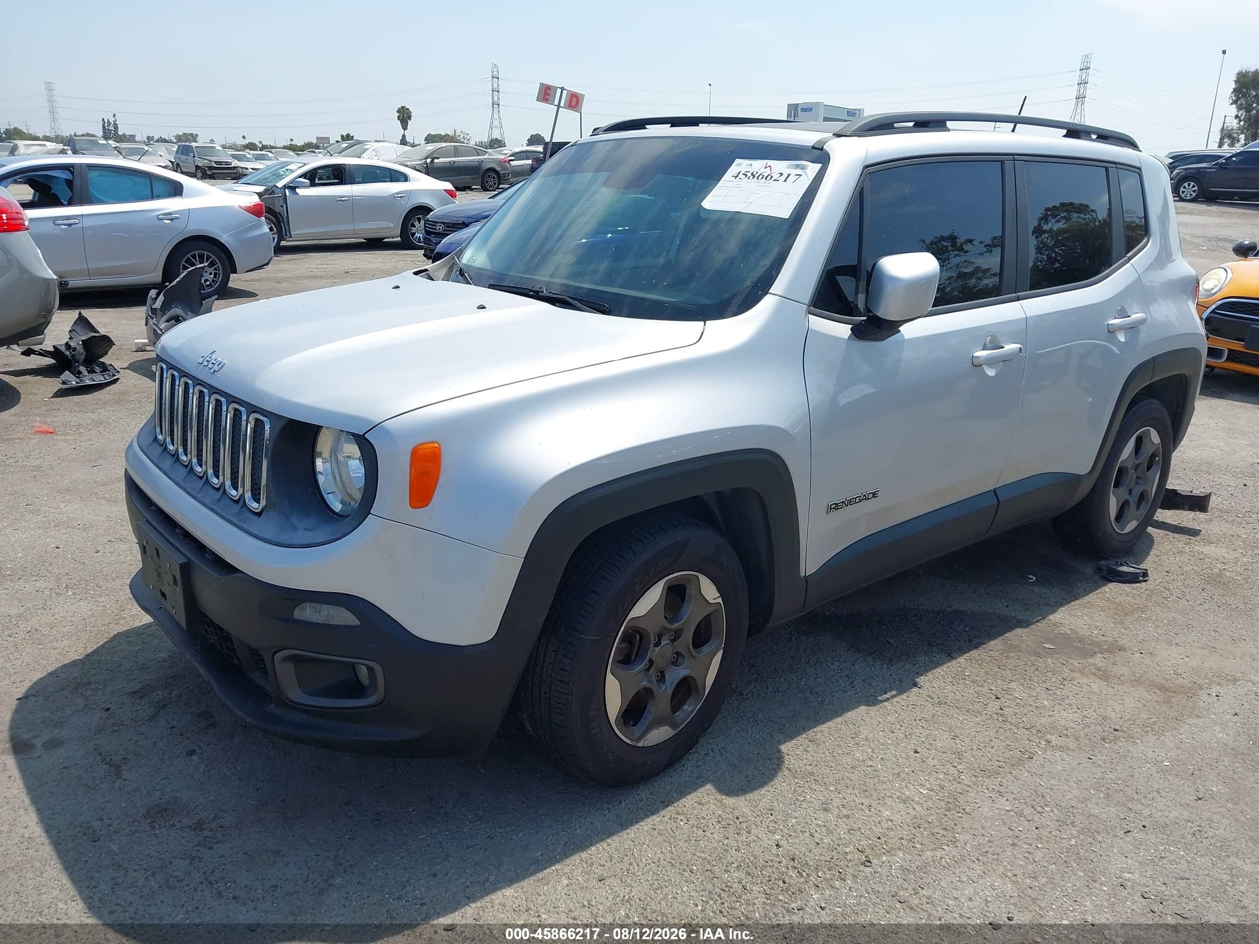 2015 Jeep Renegade Latitude Серебряный vin: ZACCJABH6FPB98850