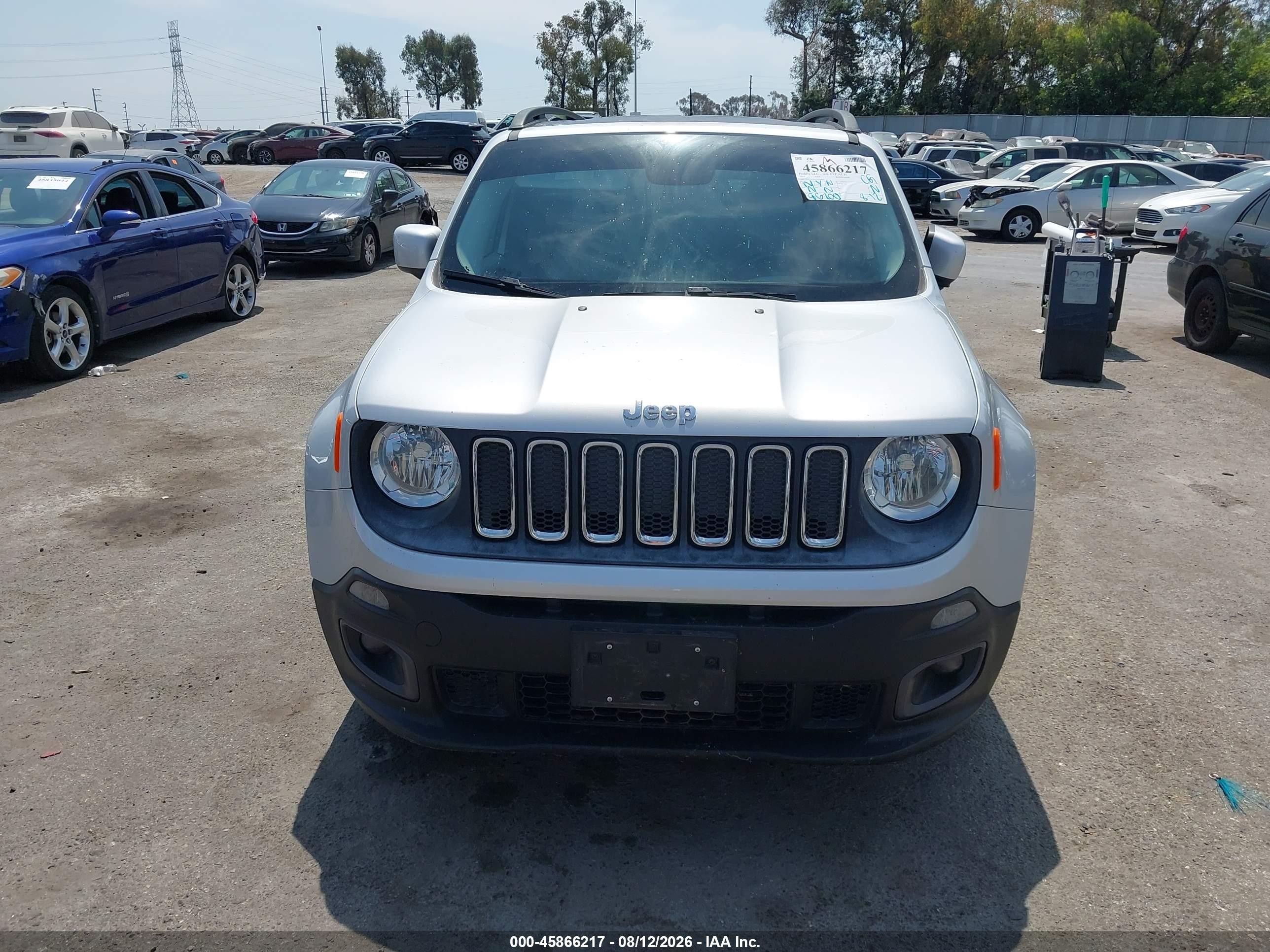 2015 Jeep Renegade Latitude Серебряный vin: ZACCJABH6FPB98850