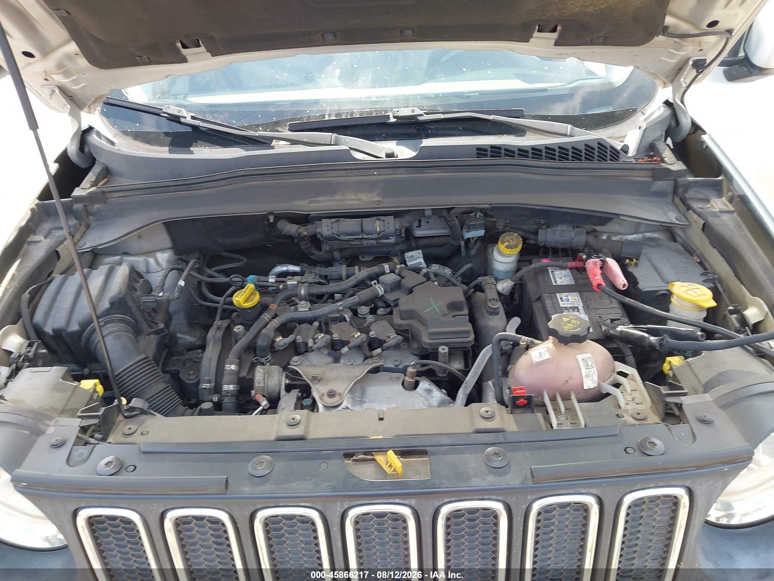 2015 Jeep Renegade Latitude Серебряный vin: ZACCJABH6FPB98850