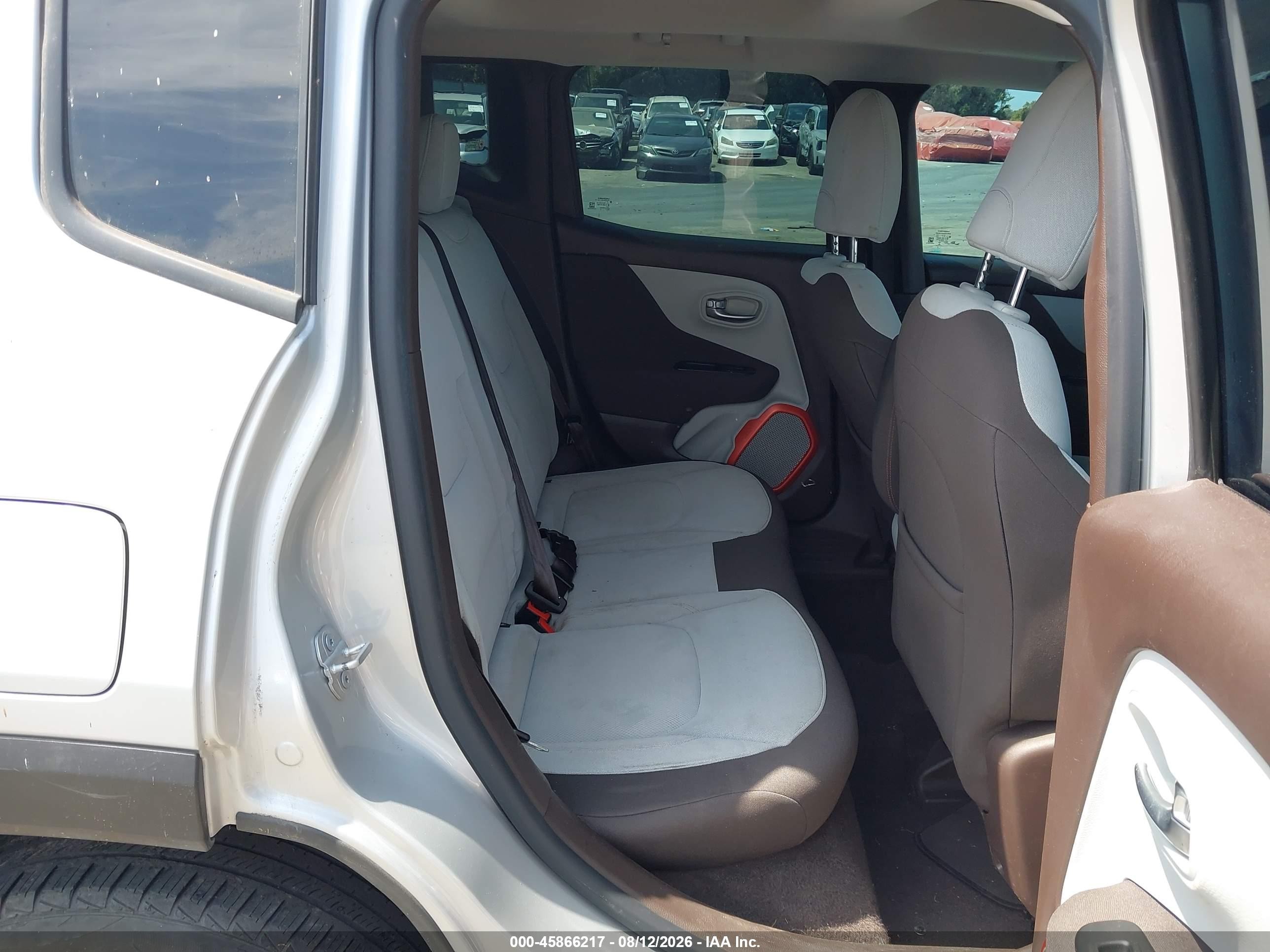 2015 Jeep Renegade Latitude Серебряный vin: ZACCJABH6FPB98850