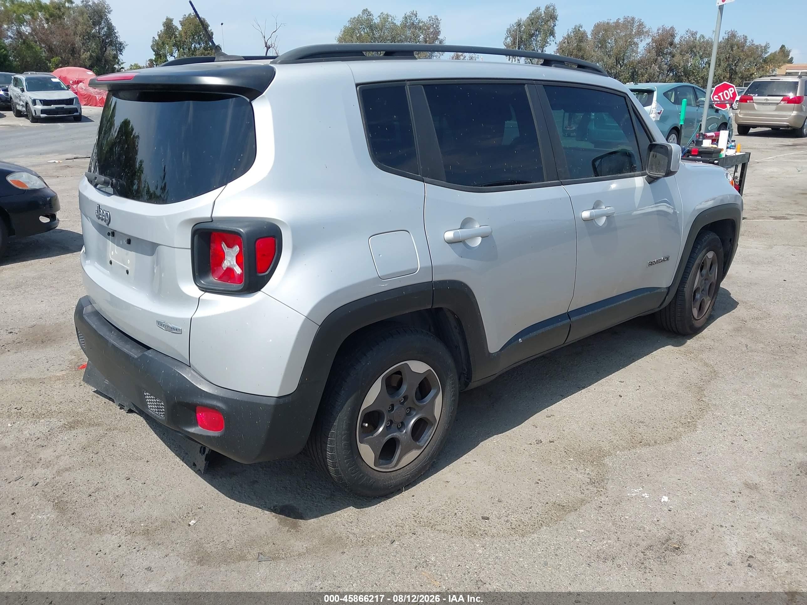 2015 Jeep Renegade Latitude Серебряный vin: ZACCJABH6FPB98850