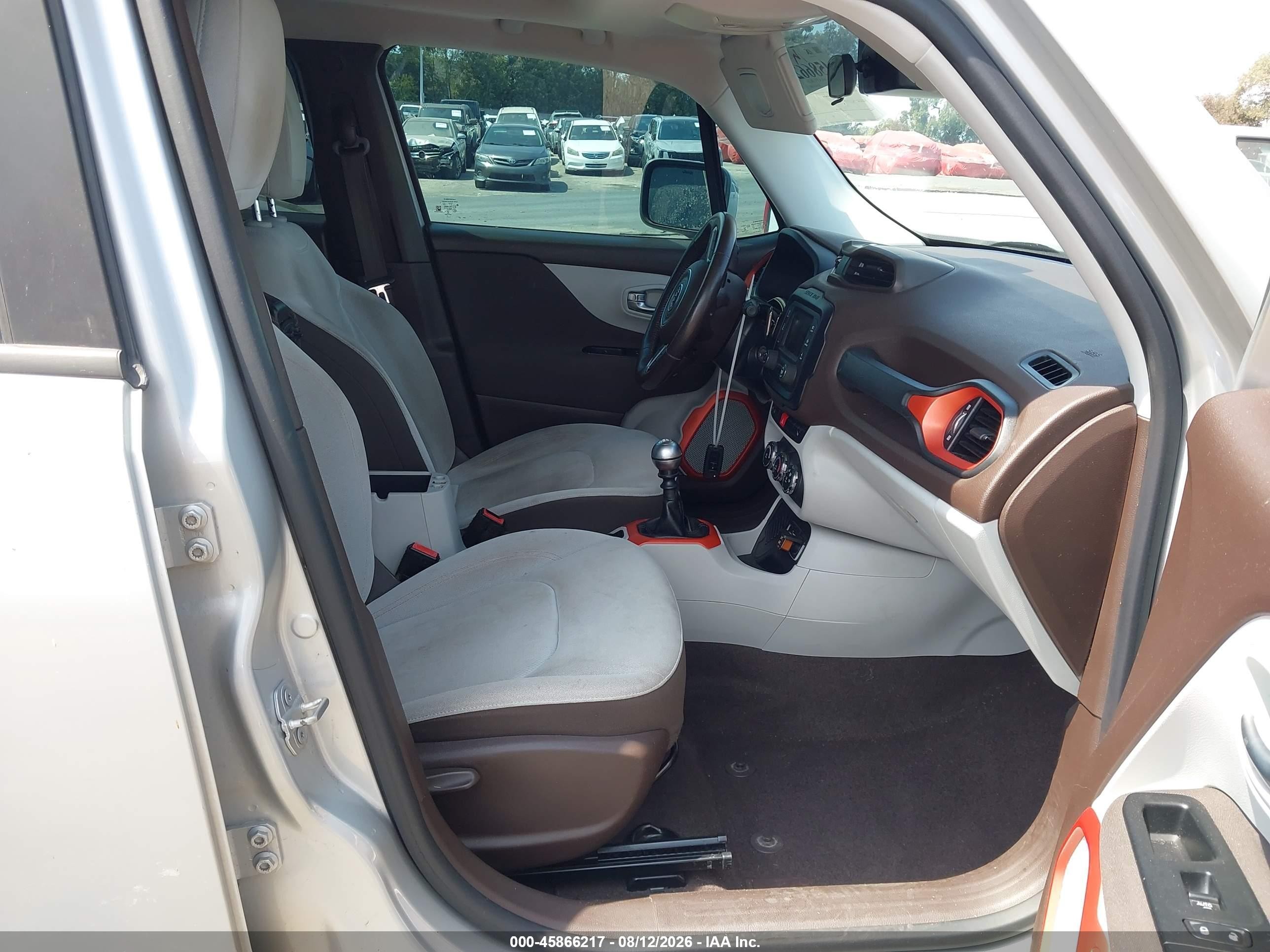 2015 Jeep Renegade Latitude Серебряный vin: ZACCJABH6FPB98850
