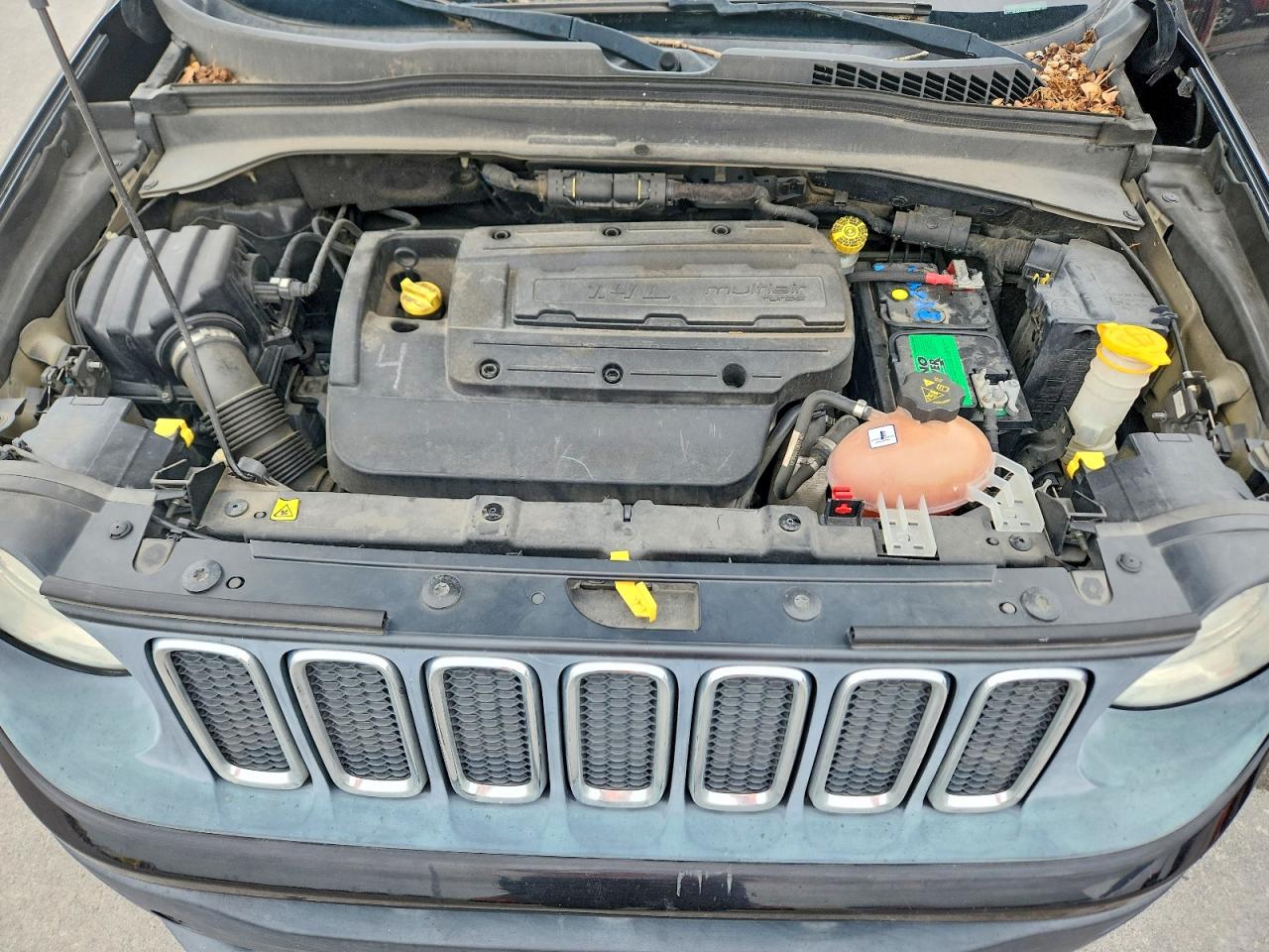 2015 Jeep Renegade Latitude Black vin: ZACCJABHXFPB50090