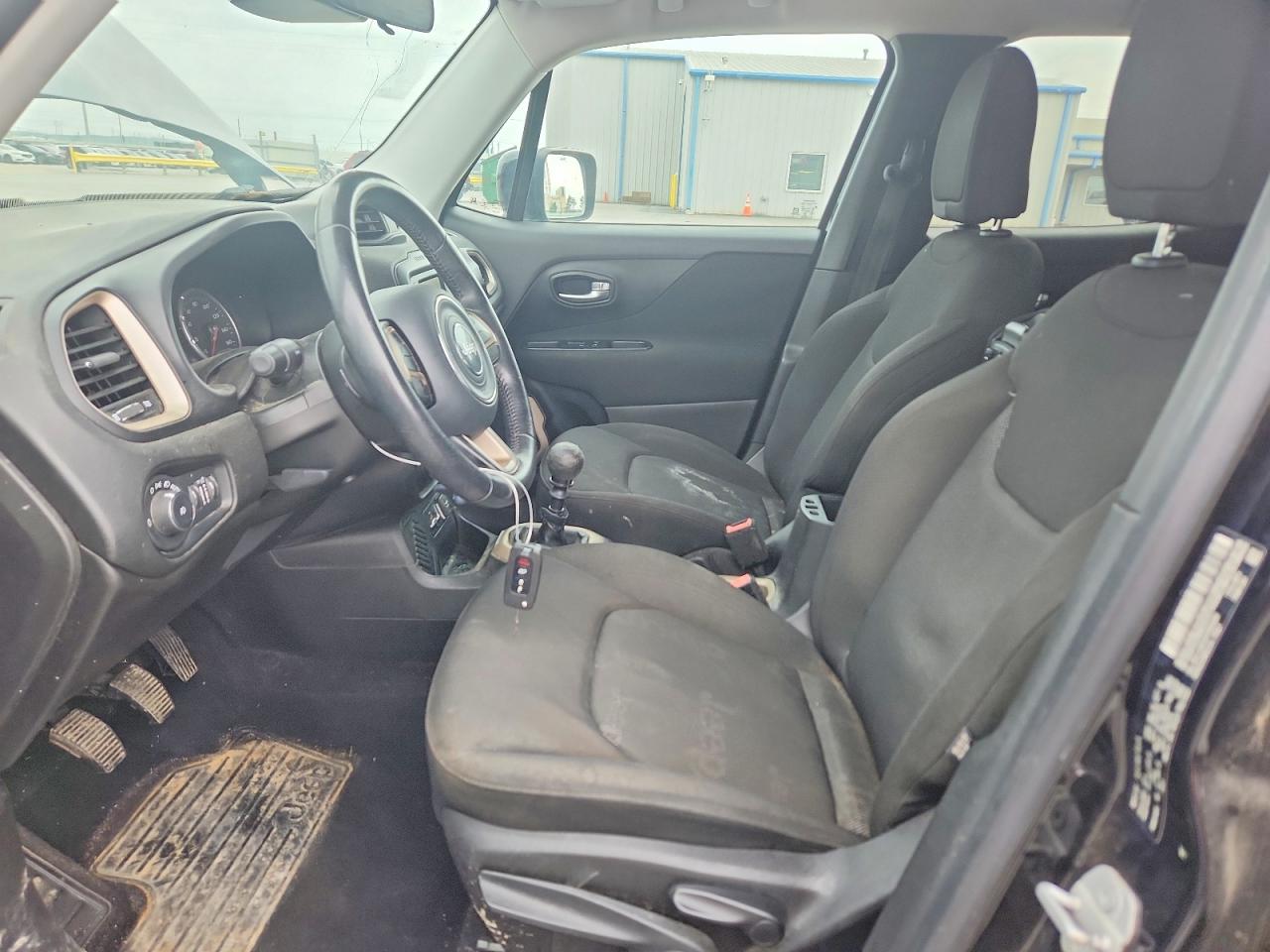 2015 Jeep Renegade Latitude Black vin: ZACCJABHXFPB50090
