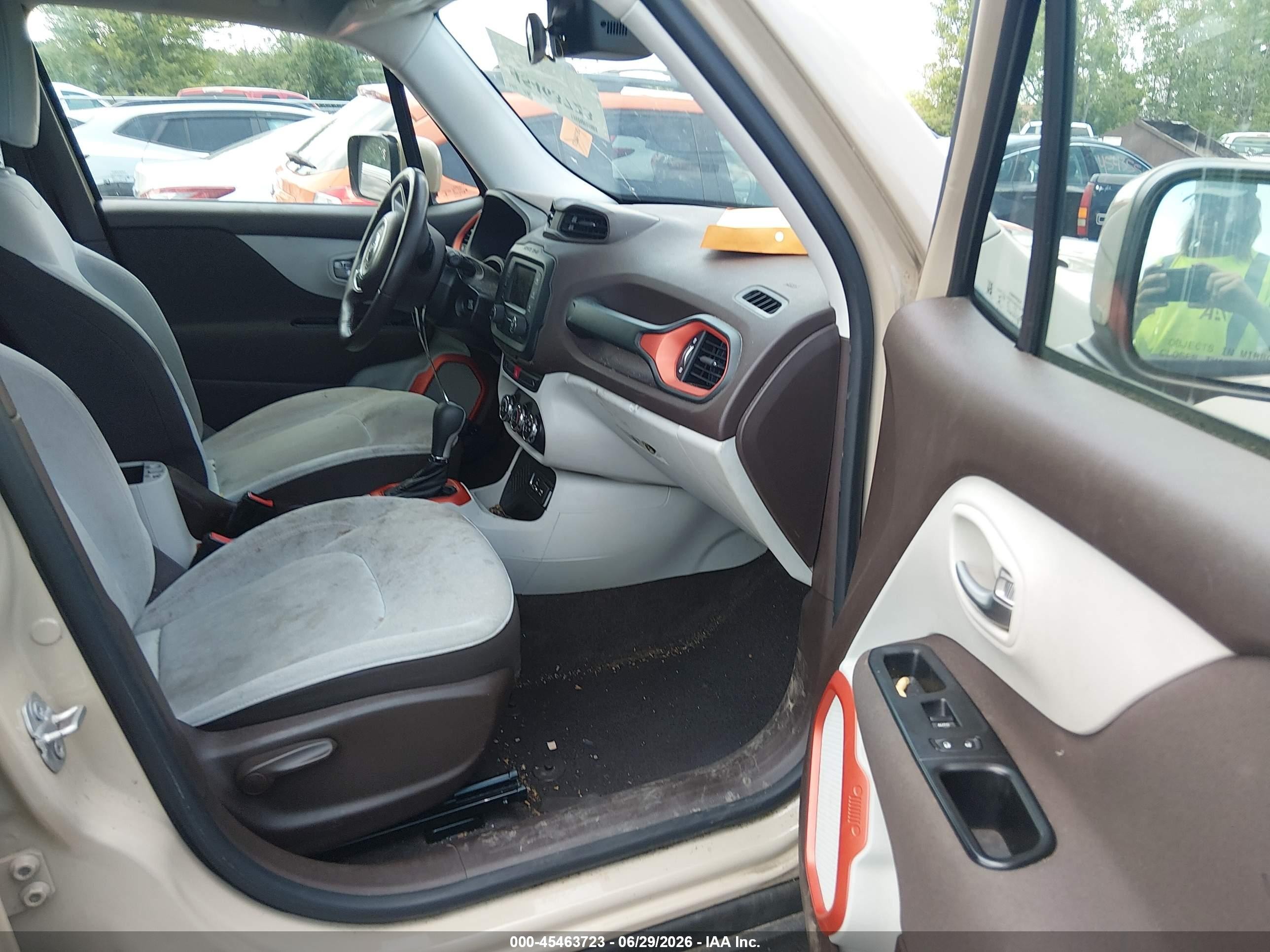 2015 Jeep Renegade Latitude Tan vin: ZACCJABT0FPB56622