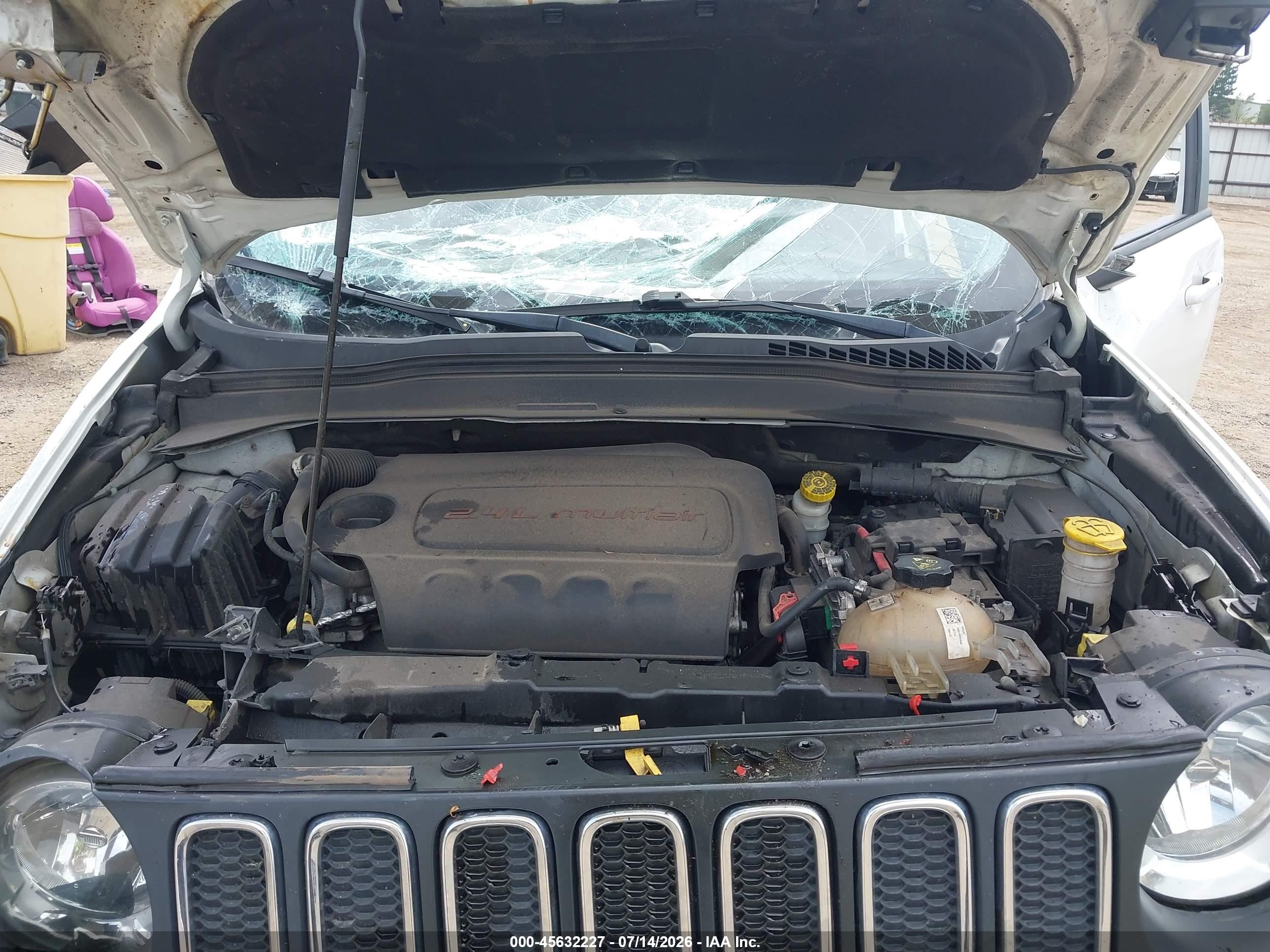 2015 Jeep Renegade Latitude Белый vin: ZACCJABT0FPB62077
