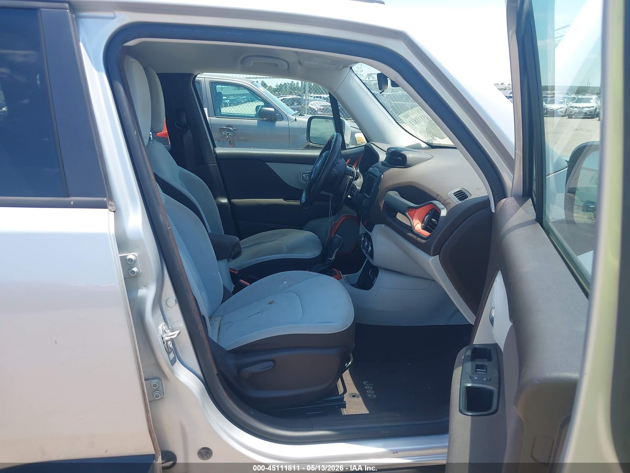 2015 Jeep Renegade Latitude Silver vin: ZACCJABT0FPB67709