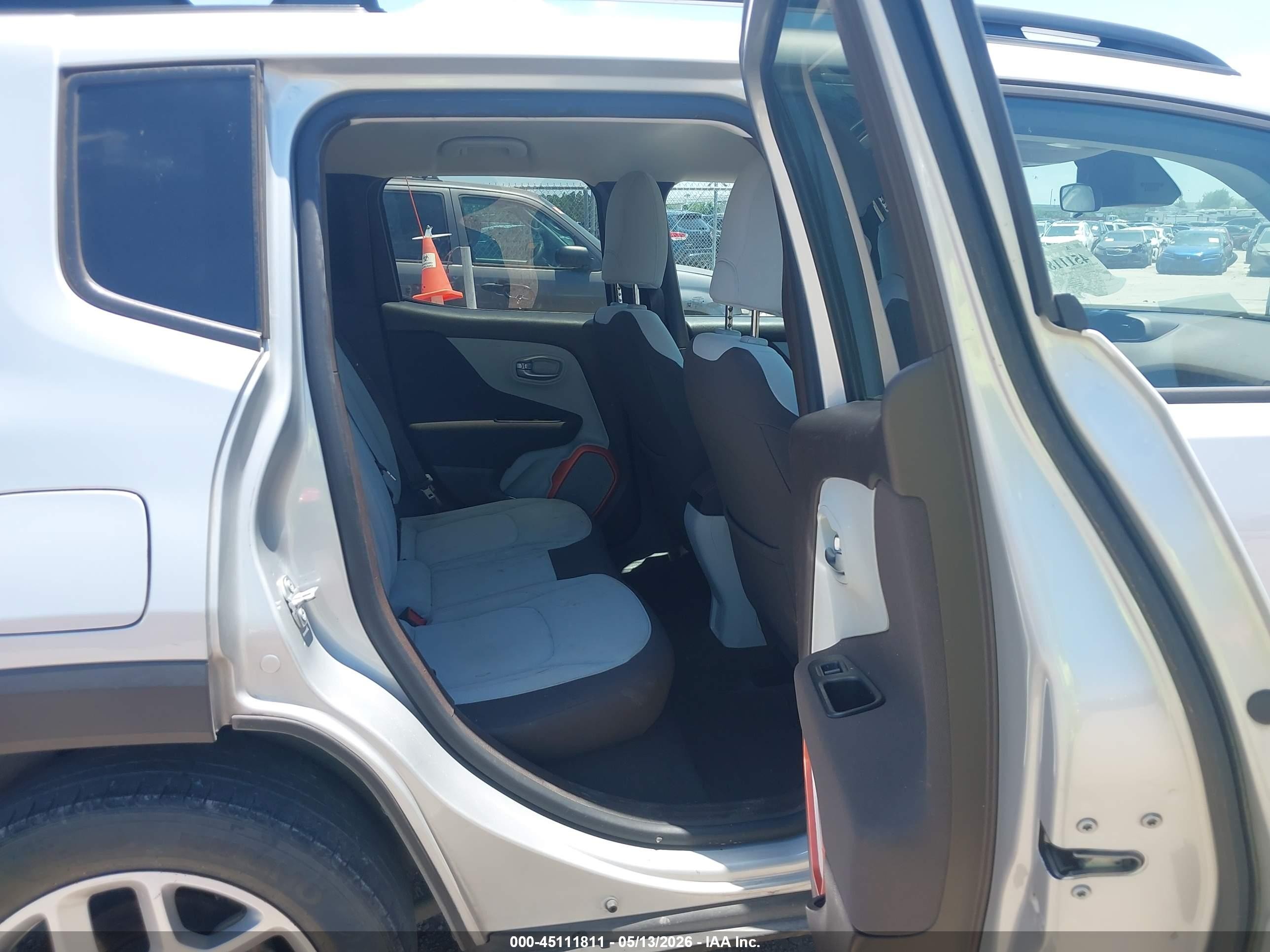 2015 Jeep Renegade Latitude Silver vin: ZACCJABT0FPB67709