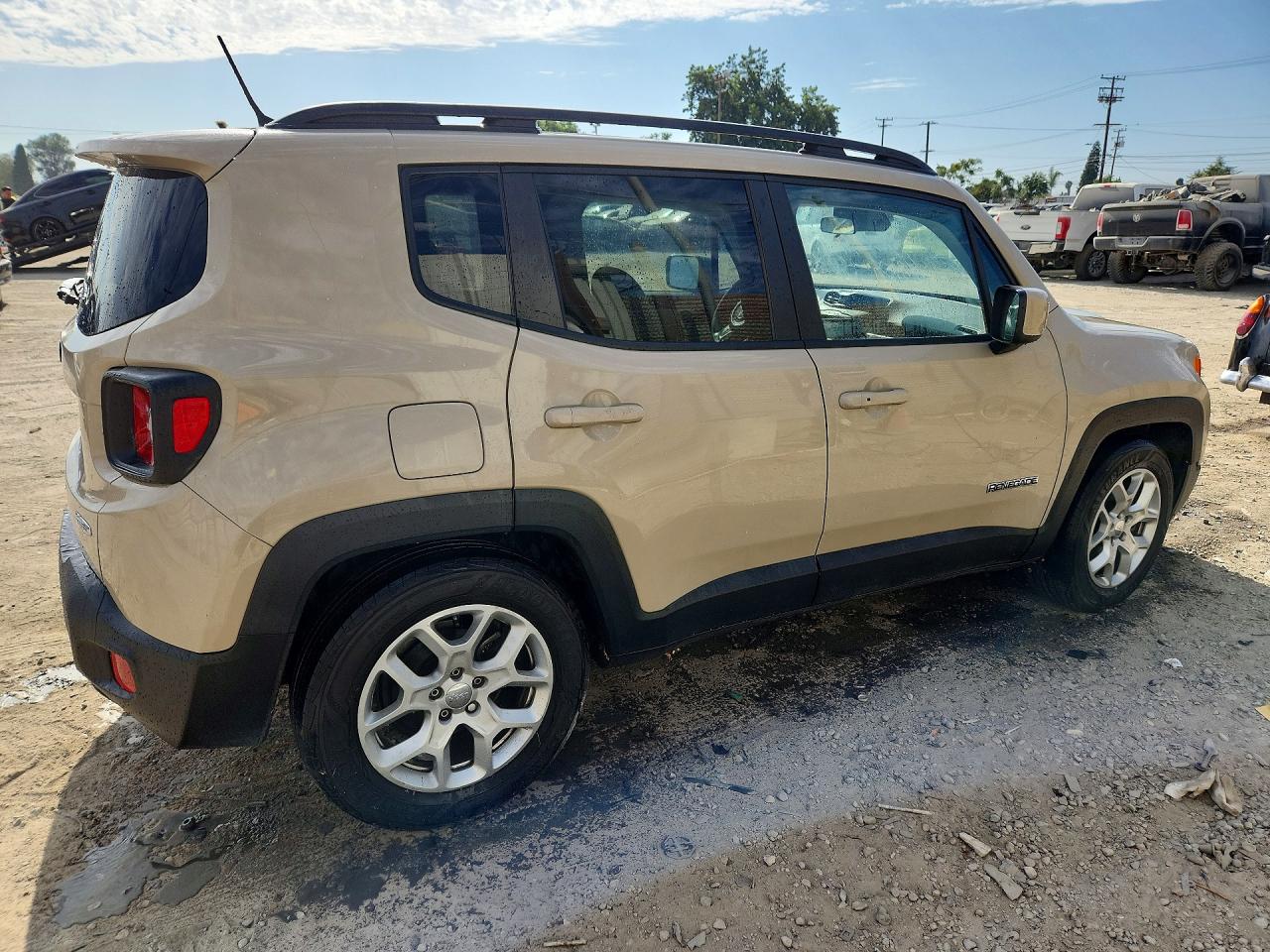 2015 Jeep Renegade Latitude Cream vin: ZACCJABT0FPB76022